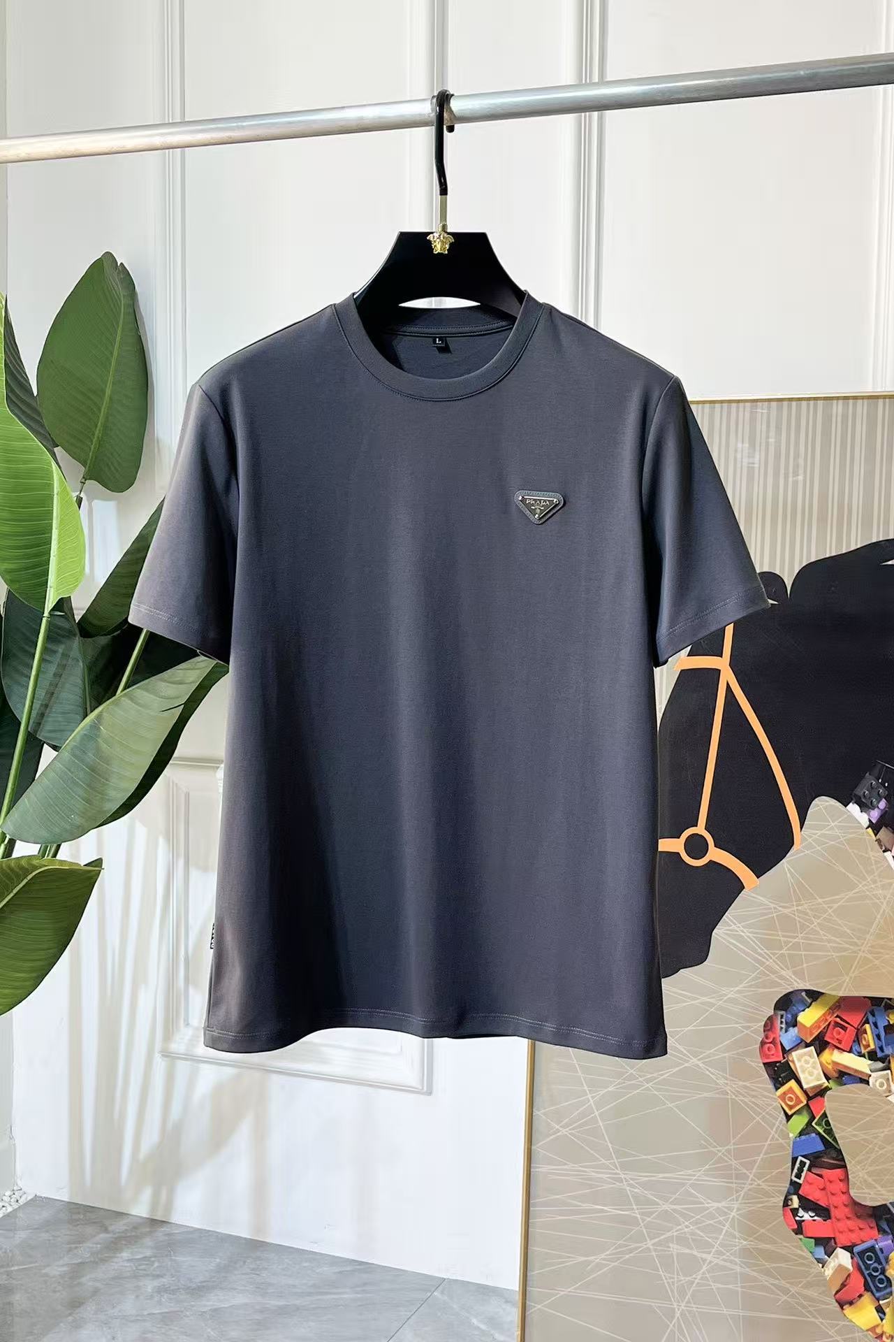 NO:902762,.[Prada] Fashionable and simple short-sleeved T-shirt. It is famous for its simple and delicate design and high-quality details. It is perfectly cut and marked with the latest British hanging point thread technology. It is even more perfect. The materials are meticulous and suitable for any occasion. It feels excellent, comfortable and breathable! It is the choice of men who pay attention to practicality and quality. The quality of the original order is synchronized with the official website [strong]. New models are on the market. Sold immediately. There is a large stock [handshake] 174 140 pounds wearing L size Can wear up to 200 pounds! M-4XL.,,prada,T-shirt,tees,t-shirt,19860909.【 普拉达】 时尚简约 短袖T恤 简洁细腻的设计和高质细节而闻名,裁剪完美,后标最新英国吊点线技术,更加完美,用料一丝不苟,适合任何场合, 手感极佳 舒服又透气! 是注重实用和品质的男士的选择.原單品質 官網同步[强].新款上市 即转即卖 有大货[握手] 174 140斤穿L码 最大可以穿200斤！M-4XL.,,prada,T-shirt,tees，t-shirt,,Men's clothing