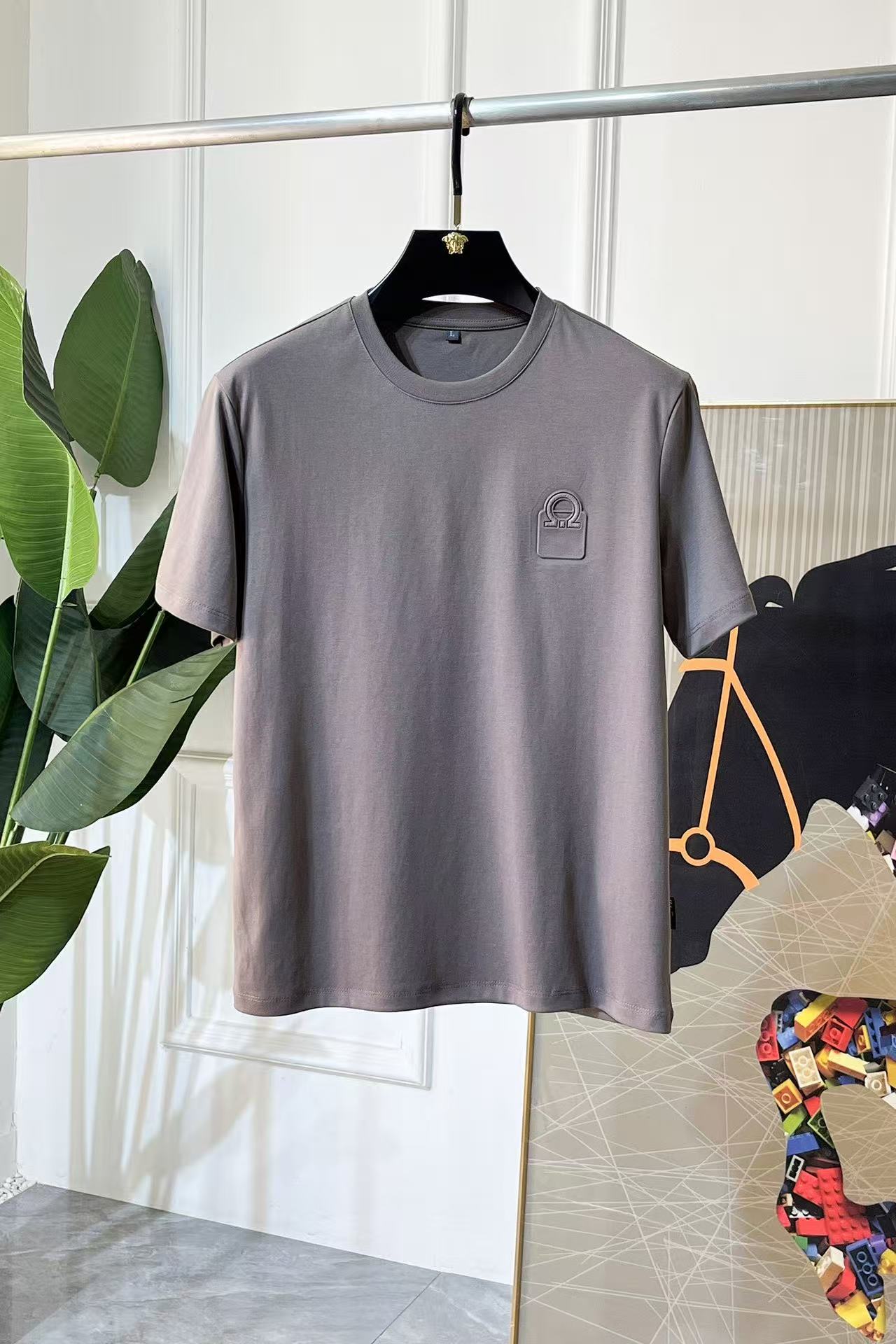 NO:902768,.[ Ferragamo] Stylish and simple short-sleeved T-shirt. It is famous for its simple and delicate design and high-quality details. It is perfectly cut and marked with the latest British hanging point thread technology on the back. It is even more perfect. The materials are meticulous and suitable for any occasion. It feels excellent, comfortable and breathable! It is the choice of men who pay attention to practicality and quality. The quality of the original order is synchronized with the official website [strong]. New models are on the market. Sold immediately. There is a large stock [handshake] 174 140 pounds wearing size L Can wear up to 200 pounds! M-4XL.,,ferragamo,T-shirt,tees,t-shirt,19860909.【 菲拉格慕】 时尚简约 短袖T恤 简洁细腻的设计和高质细节而闻名,裁剪完美,后标最新英国吊点线技术,更加完美,用料一丝不苟,适合任何场合, 手感极佳 舒服又透气! 是注重实用和品质的男士的选择.原單品質 官網同步[强].新款上市 即转即卖 有大货[握手] 174 140斤穿L码 最大可以穿200斤！M-4XL.,,ferragamo,T-shirt,tees，t-shirt,,Men's clothing
