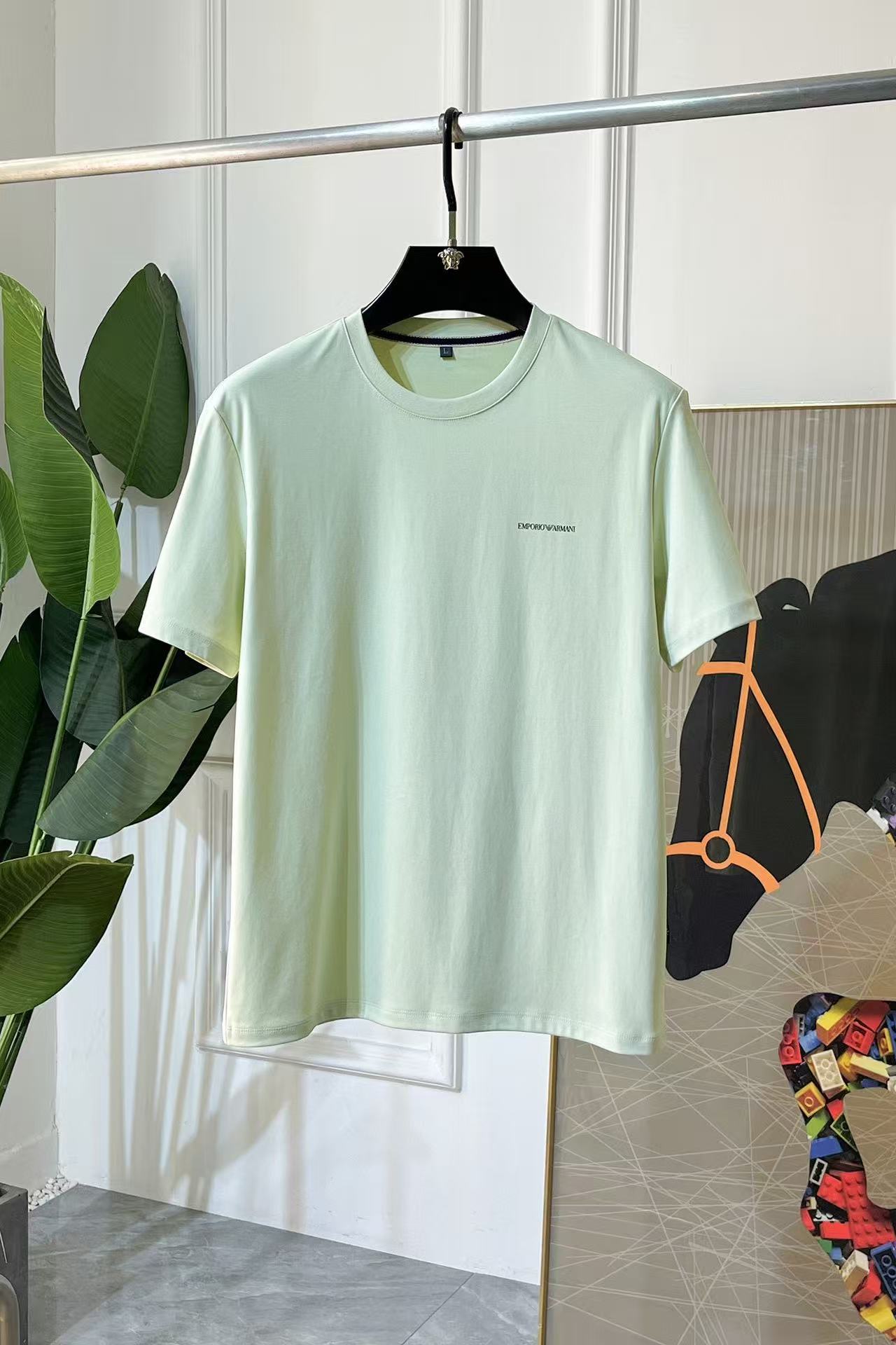 NO:902775,.[Armani] Stylish and simple short-sleeved T-shirt. It is famous for its simple and delicate design and high-quality details. It is perfectly cut and marked with the latest British hanging point thread technology. It is even more perfect. The materials are meticulous and suitable for any occasion. It feels excellent, comfortable and breathable! It is the choice of men who pay attention to practicality and quality. The quality of the original order is synchronized with the official website [strong]. New models are on the market and sold immediately. There is a large stock [handshake] 174 140 pounds wearing L size Can wear up to 200 pounds! M-4XL.,,armani,T-shirt,tees,t-shirt,19860909.【 阿玛尼】 时尚简约 短袖T恤 简洁细腻的设计和高质细节而闻名,裁剪完美,后标最新英国吊点线技术,更加完美,用料一丝不苟,适合任何场合, 手感极佳 舒服又透气! 是注重实用和品质的男士的选择.原單品質 官網同步[强].新款上市 即转即卖 有大货[握手] 174 140斤穿L码 最大可以穿200斤！M-4XL.,,armani,T-shirt,tees，t-shirt,,Men's clothing