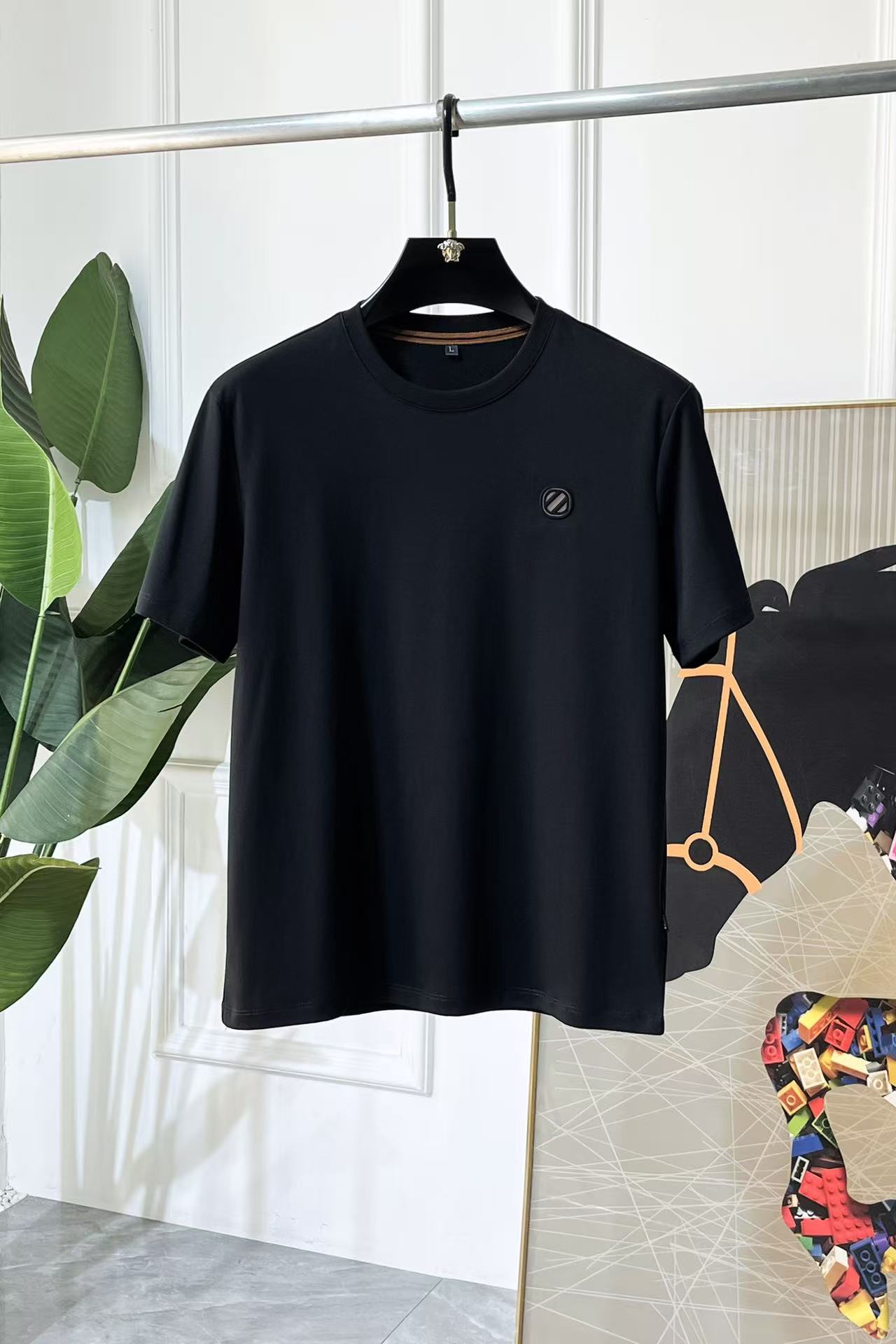 NO:902781,.[Emenia Ermenegildo Zegna] Fashionable and simple short-sleeved T-shirt. It is famous for its simple and delicate design and high-quality details. It is perfectly cut and marked with the latest British hanging point thread technology. It is more perfect and the materials are meticulous. It is suitable for any occasion. It feels excellent, comfortable and breathable! It is the choice of men who pay attention to practicality and quality. The original quality is synchronized with the official website [strong]. New models are on the market. Sold immediately. There is a large stock [handshake] 174 140 pounds wearing size L Can wear up to 200 pounds! M-4XL.,,zegna,T-shirt,tees,t-shirt,19860909.【 杰尼亚】 时尚简约 短袖T恤 简洁细腻的设计和高质细节而闻名,裁剪完美,后标最新英国吊点线技术,更加完美,用料一丝不苟,适合任何场合, 手感极佳 舒服又透气! 是注重实用和品质的男士的选择.原單品質 官網同步[强].新款上市 即转即卖 有大货[握手] 174 140斤穿L码 最大可以穿200斤！M-4XL.,,zegna,T-shirt,tees，t-shirt,,Men's clothing