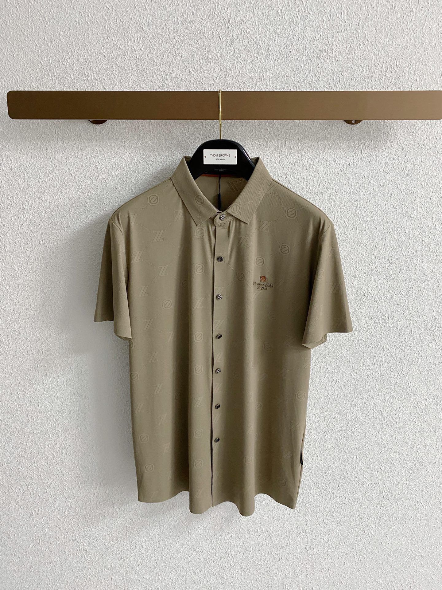 NO:842049,.[Emenia Ermenegildo Zegna] Fashionable and simple short-sleeved shirt. It is famous for its simple and delicate design and high-quality details. It is perfectly cut and marked with the latest British hanging point thread technology. It is even more perfect. The materials are meticulous and suitable for any occasion. It feels excellent, comfortable and breathable! It is the choice of men who pay attention to practicality and quality. The quality of the original order is synchronized with the official website [strong]. The new model is on the market and sold immediately. There is a large stock [handshake] 174 140 pounds wearing size L Can wear up to 190 pounds! M-3XL.,,zegna,shirts,T-shirt,19860909.【 杰尼亚】 时尚简约 短袖衬衫 简洁细腻的设计和高质细节而闻名,裁剪完美,后标最新英国吊点线技术,更加完美,用料一丝不苟,适合任何场合, 手感极佳 舒服又透气! 是注重实用和品质的男士的选择.原單品質 官網同步[强].新款上市 即转即卖 有大货[握手] 174 140斤穿L码 最大可以穿190斤！M-3XL.,,zegna,shirts,T-shirt,,Men's clothing