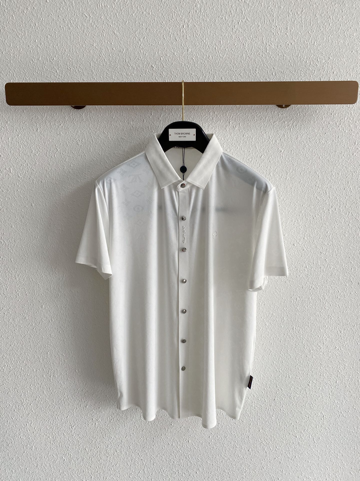 NO:842024,.【LV】Fashionable and simple short-sleeved shirt. It is famous for its simple and delicate design and high-quality details. It is perfectly cut and marked with the latest British hanging point thread technology on the back. It is even more perfect. The materials are meticulous and suitable for any occasion. It feels excellent, comfortable and breathable! It is the choice of men who pay attention to practicality and quality. The quality of the original order is synchronized with the official website [strong]. New models are on the market. Sold immediately. There is a large stock [handshake] 174 140 pounds in L size Can wear up to 190 pounds! M-3XL.,,louis vuitton,shirts,T-shirt,19860909.【 LV】 时尚简约 短袖衬衫 简洁细腻的设计和高质细节而闻名,裁剪完美,后标最新英国吊点线技术,更加完美,用料一丝不苟,适合任何场合, 手感极佳 舒服又透气! 是注重实用和品质的男士的选择.原單品質 官網同步[强].新款上市 即转即卖 有大货[握手] 174 140斤穿L码 最大可以穿190斤！M-3XL.,,louis vuitton,shirts,T-shirt,,Men's clothing