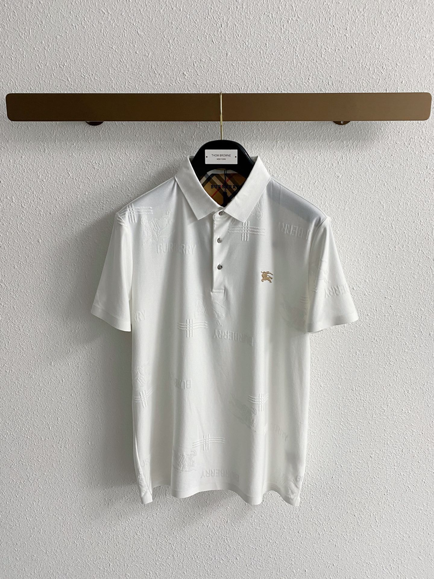 NO:842029,.[Burberry] Fashionable and simple short-sleeved T-shirt, famous for its simple and delicate design and high-quality details, perfect tailoring, and the latest British hanging point thread technology on the back, even more perfect, meticulous materials, suitable for any occasion, excellent hand feel, comfortable and breathable! It is the choice of men who pay attention to practicality and quality. Original order quality, official website synchronization [strong]. New models are on the market, sold immediately, large quantities are available [handshake] 174 140 pounds, wearing size L Can wear up to 190 pounds! M-3XL.,,burberry,T-shirt,tees,t-shirt,19860909.【 巴宝莉】 时尚简约 短袖T恤 简洁细腻的设计和高质细节而闻名,裁剪完美,后标最新英国吊点线技术,更加完美,用料一丝不苟,适合任何场合, 手感极佳 舒服又透气! 是注重实用和品质的男士的选择.原單品質 官網同步[强].新款上市 即转即卖 有大货[握手] 174 140斤穿L码 最大可以穿190斤！M-3XL.,,burberry,T-shirt,tees，t-shirt,,Men's clothing