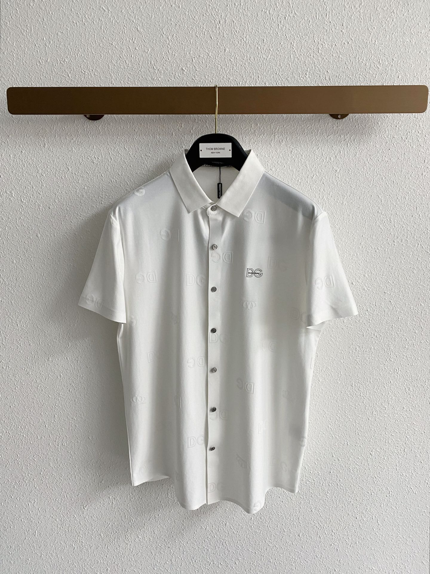 NO:842037,.【DG】Fashionable and simple short-sleeved shirt. It is famous for its simple and delicate design and high-quality details. It is perfectly cut and marked with the latest British hanging point thread technology on the back. It is even more perfect. The materials are meticulous and suitable for any occasion. It feels excellent, comfortable and breathable! It is the choice of men who pay attention to practicality and quality. The quality of the original order is synchronized with the official website [strong]. New models are on the market. Sold instantly. There is a large stock [handshake] 174 140 pounds in size L. Can wear up to 190 pounds! M-3XL.,,shirts,T-shirt,19860909.【 DG】 时尚简约 短袖衬衫 简洁细腻的设计和高质细节而闻名,裁剪完美,后标最新英国吊点线技术,更加完美,用料一丝不苟,适合任何场合, 手感极佳 舒服又透气! 是注重实用和品质的男士的选择.原單品質 官網同步[强].新款上市 即转即卖 有大货[握手] 174 140斤穿L码 最大可以穿190斤！M-3XL.,,shirts,T-shirt,,Men's clothing