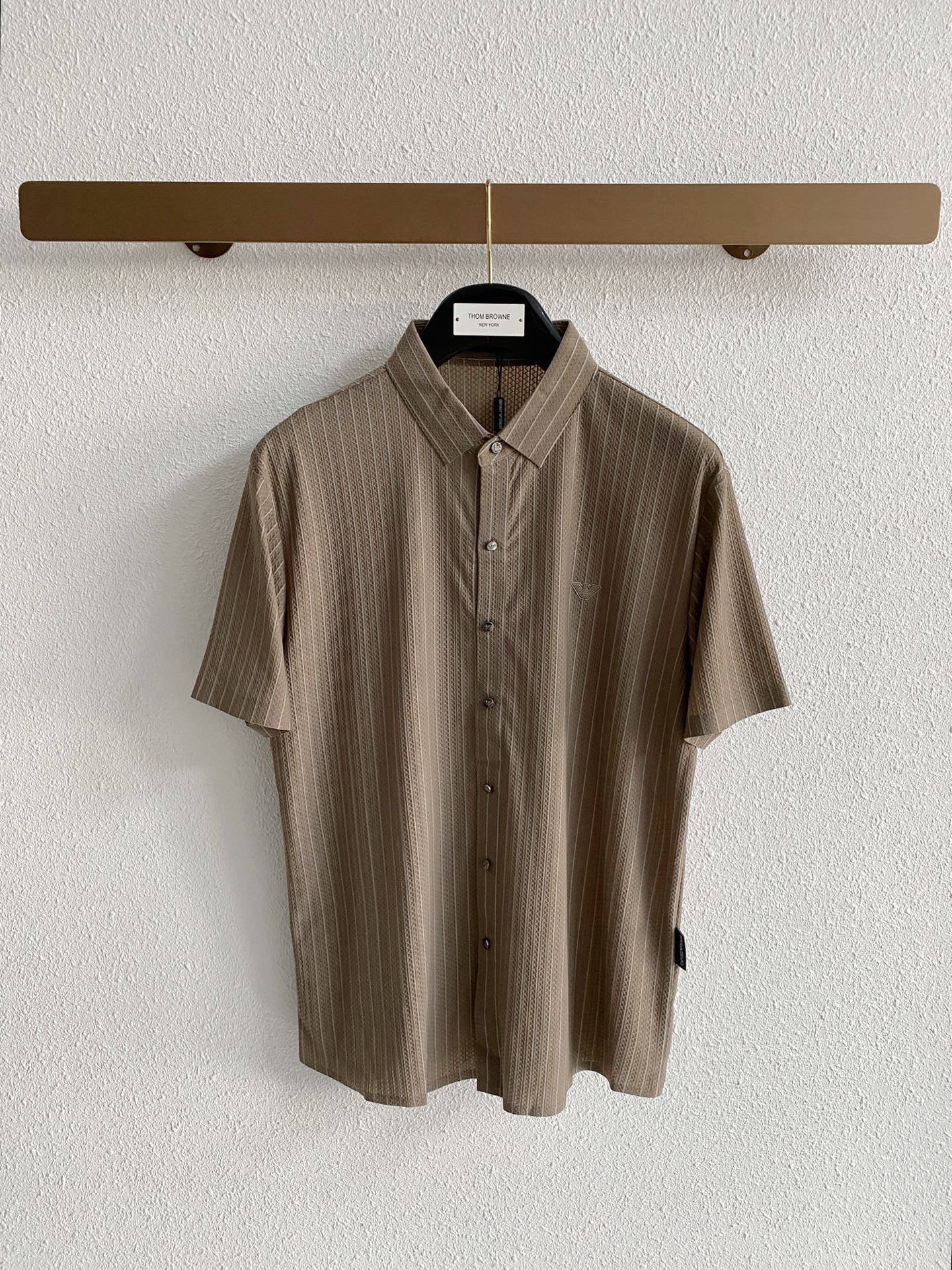 NO:842041,.[Armani] Stylish and simple short-sleeved shirt. It is famous for its simple and delicate design and high-quality details. It is perfectly cut and marked with the latest British hanging point thread technology. It is even more perfect. The materials are meticulous and suitable for any occasion. It feels excellent, comfortable and breathable! It is the choice of men who pay attention to practicality and quality. The quality of the original order is synchronized with the official website [strong]. The new model is on the market. It is sold immediately. There is a large stock [handshake] 174 140 pounds wearing size L Can wear up to 190 pounds! M-3XL.,,armani,shirts,T-shirt,19860909.【 阿玛尼】 时尚简约 短袖衬衫 简洁细腻的设计和高质细节而闻名,裁剪完美,后标最新英国吊点线技术,更加完美,用料一丝不苟,适合任何场合, 手感极佳 舒服又透气! 是注重实用和品质的男士的选择.原單品質 官網同步[强].新款上市 即转即卖 有大货[握手] 174 140斤穿L码 最大可以穿190斤！M-3XL.,,armani,shirts,T-shirt,,Men's clothing