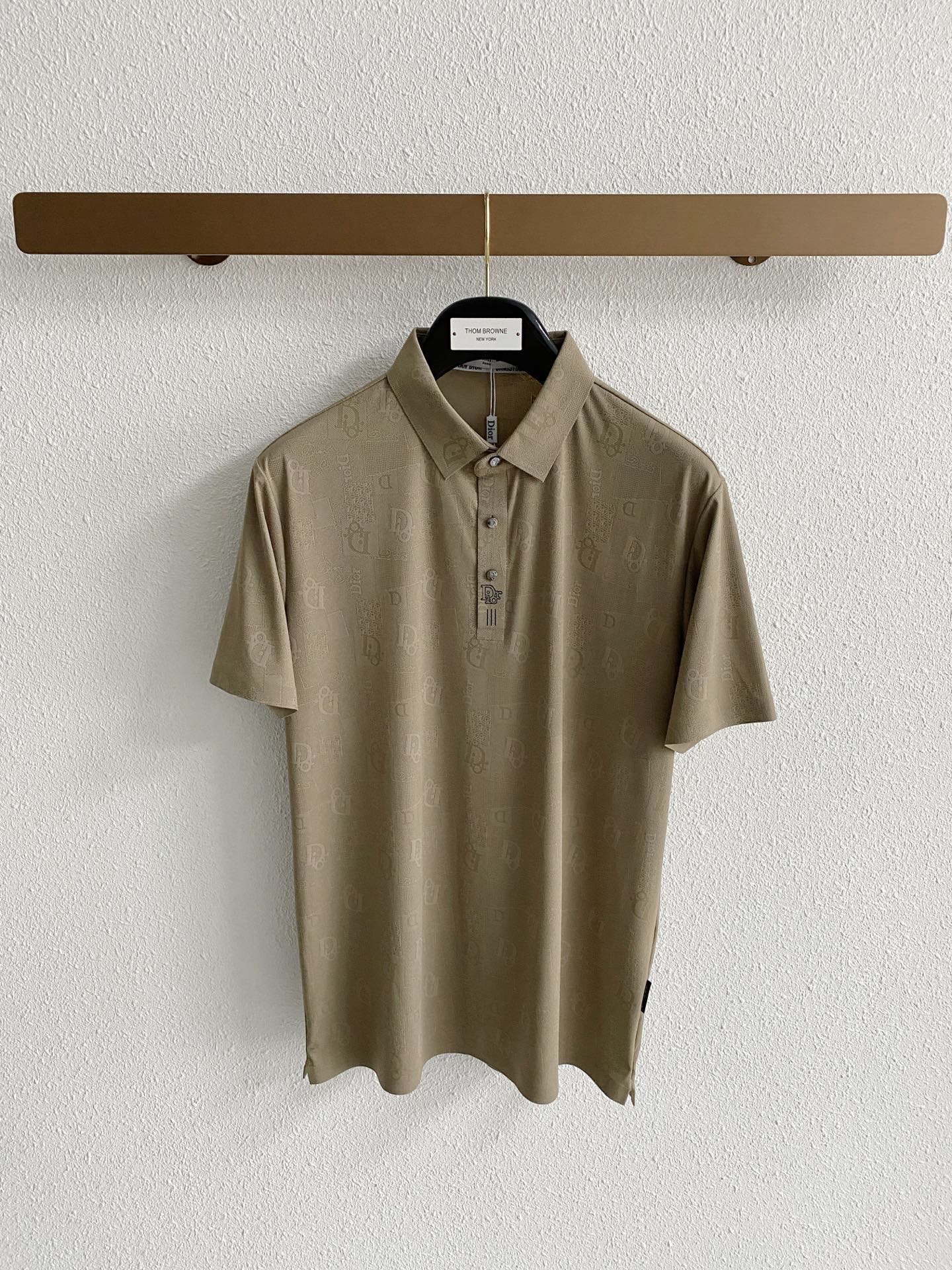 NO:842045,.[Dior] Fashionable and simple short-sleeved T-shirt, famous for its simple and delicate design and high-quality details, perfectly cut, with the latest British hanging point thread technology on the back, even more perfect, meticulous materials, suitable for any occasion, excellent hand feel, comfortable and breathable! It is the choice of men who pay attention to practicality and quality. The original quality is synchronized with the official website [strong]. New models are on the market and sold immediately. There are large stocks [handshake] 174 140 pounds wearing size L Can wear up to 190 pounds! M-3XL.,,dior,T-shirt,tees,t-shirt,19860909.【 迪奥】 时尚简约 短袖T恤 简洁细腻的设计和高质细节而闻名,裁剪完美,后标最新英国吊点线技术,更加完美,用料一丝不苟,适合任何场合, 手感极佳 舒服又透气! 是注重实用和品质的男士的选择.原單品質 官網同步[强].新款上市 即转即卖 有大货[握手] 174 140斤穿L码 最大可以穿190斤！M-3XL.,,dior,T-shirt,tees，t-shirt,,Men's clothing