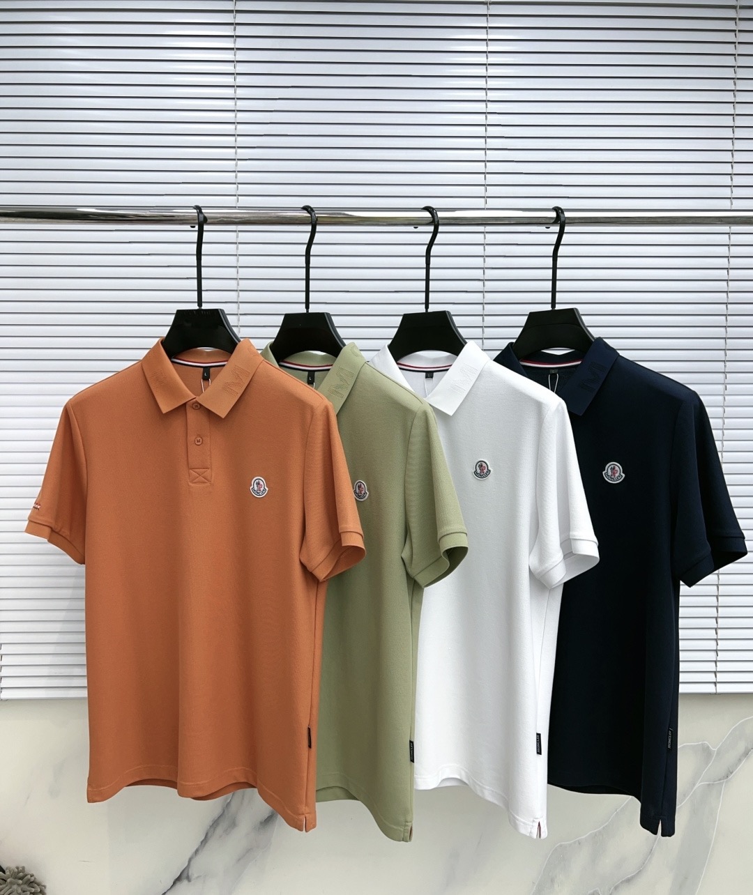NO:842019,.[Muzzled] Stylish and simple short-sleeved T-shirt. It is famous for its simple and delicate design and high-quality details. It is perfectly cut and marked with the latest British hanging point thread technology. It is even more perfect. The materials are meticulous and suitable for any occasion. It feels excellent, comfortable and breathable! It is the choice of men who pay attention to practicality and quality. The original quality is synchronized with the official website [strong]. New models are on the market and sold immediately. There are large quantities [handshake] 174 140 pounds wearing size L Can wear up to 200 pounds! M-4XL.,,Moncler,T-shirt,tees,t-shirt,19860909.【 蒙口】 时尚简约 短袖T恤 简洁细腻的设计和高质细节而闻名,裁剪完美,后标最新英国吊点线技术,更加完美,用料一丝不苟,适合任何场合, 手感极佳 舒服又透气! 是注重实用和品质的男士的选择.原單品質 官網同步[强].新款上市 即转即卖 有大货[握手] 174 140斤穿L码 最大可以穿200斤！M-4XL.,,Moncler,T-shirt,tees，t-shirt,,Men's clothing