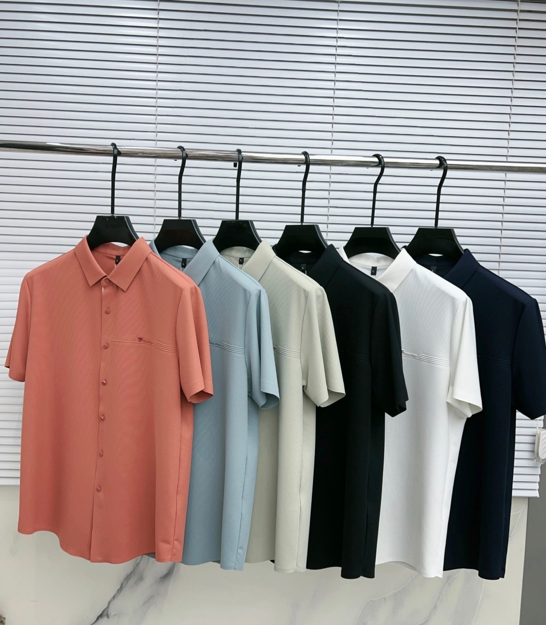 NO:842027,.[ TF] Fashionable and simple short-sleeved T-shirt. It is famous for its simple and delicate design and high-quality details. It is cut perfectly and is marked with the latest British hanging point thread technology. It is more perfect and the materials are meticulous. It is suitable for any occasion. It feels excellent, comfortable and breathable! It is the choice of men who pay attention to practicality and quality. The quality of the original order is synchronized with the official website [strong]. New models are on the market. Sold immediately. There is a large stock [handshake] 174 140 pounds wearing size L Can wear up to 200 pounds! M-4XL.,,tom ford,T-shirt,tees,t-shirt,19860909.【 TF】 时尚简约 短袖T恤 简洁细腻的设计和高质细节而闻名,裁剪完美,后标最新英国吊点线技术,更加完美,用料一丝不苟,适合任何场合, 手感极佳 舒服又透气! 是注重实用和品质的男士的选择.原單品質 官網同步[强].新款上市 即转即卖 有大货[握手] 174 140斤穿L码 最大可以穿200斤！M-4XL.,,tom ford,T-shirt,tees，t-shirt,,Men's clothing