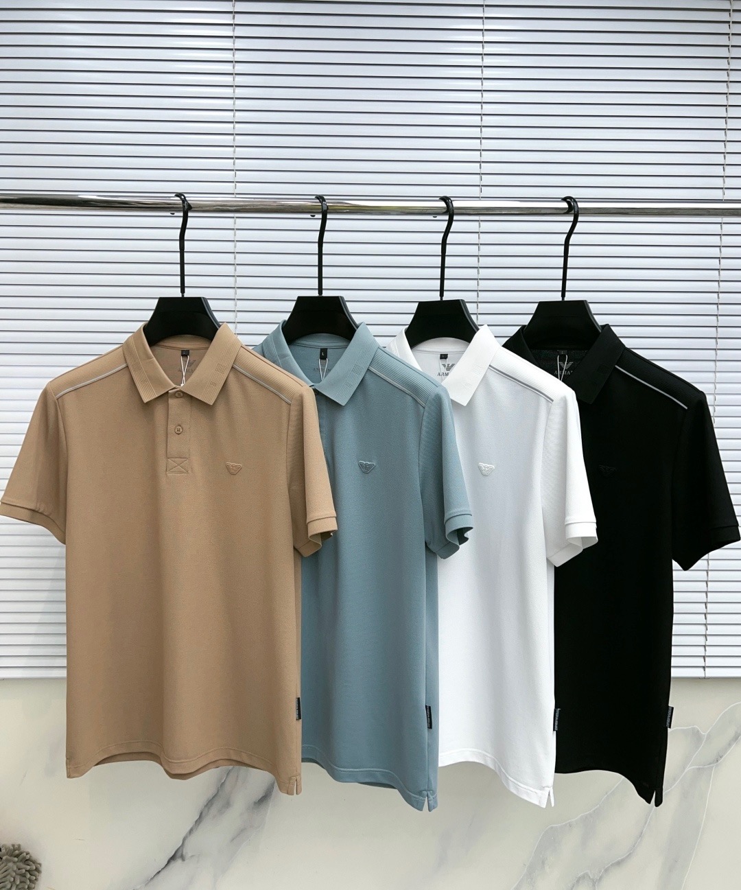 NO:842032,.[Armani] Stylish and simple short-sleeved T-shirt. It is famous for its simple and delicate design and high-quality details. It is perfectly cut and marked with the latest British hanging point thread technology. It is even more perfect. The materials are meticulous and suitable for any occasion. It feels excellent, comfortable and breathable! It is the choice of men who pay attention to practicality and quality. The quality of the original order is synchronized with the official website [strong]. New models are on the market and sold immediately. There is a large stock [handshake] 174 140 pounds wearing L size Can wear up to 200 pounds! M-4XL.,,armani,T-shirt,tees,t-shirt,19860909.【 阿玛尼】 时尚简约 短袖T恤 简洁细腻的设计和高质细节而闻名,裁剪完美,后标最新英国吊点线技术,更加完美,用料一丝不苟,适合任何场合, 手感极佳 舒服又透气! 是注重实用和品质的男士的选择.原單品質 官網同步[强].新款上市 即转即卖 有大货[握手] 174 140斤穿L码 最大可以穿200斤！M-4XL.,,armani,T-shirt,tees，t-shirt,,Men's clothing