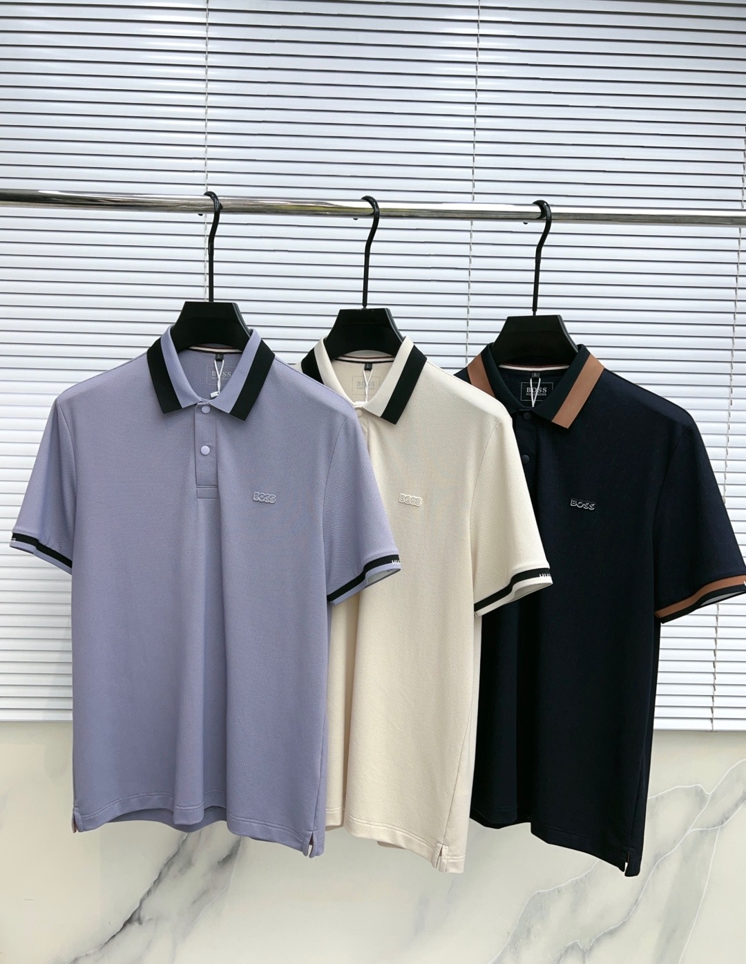 NO:842036,.【boss】Fashionable and simple short-sleeved T-shirt. It is famous for its simple and delicate design and high-quality details. It is perfectly cut and marked with the latest British hanging point thread technology. It is even more perfect. The materials are meticulous and suitable for any occasion. It feels excellent, comfortable and breathable! It is the choice of men who pay attention to practicality and quality. The quality of the original order is synchronized with the official website [strong]. New models are on the market. Sold immediately. There is a large stock [handshake] 174 140 pounds in L size Can wear up to 200 pounds! M-4XL.,,T-shirt,tees,t-shirt,19860909.【 boss】 时尚简约 短袖T恤 简洁细腻的设计和高质细节而闻名,裁剪完美,后标最新英国吊点线技术,更加完美,用料一丝不苟,适合任何场合, 手感极佳 舒服又透气! 是注重实用和品质的男士的选择.原單品質 官網同步[强].新款上市 即转即卖 有大货[握手] 174 140斤穿L码 最大可以穿200斤！M-4XL.,,T-shirt,tees，t-shirt,,Men's clothing