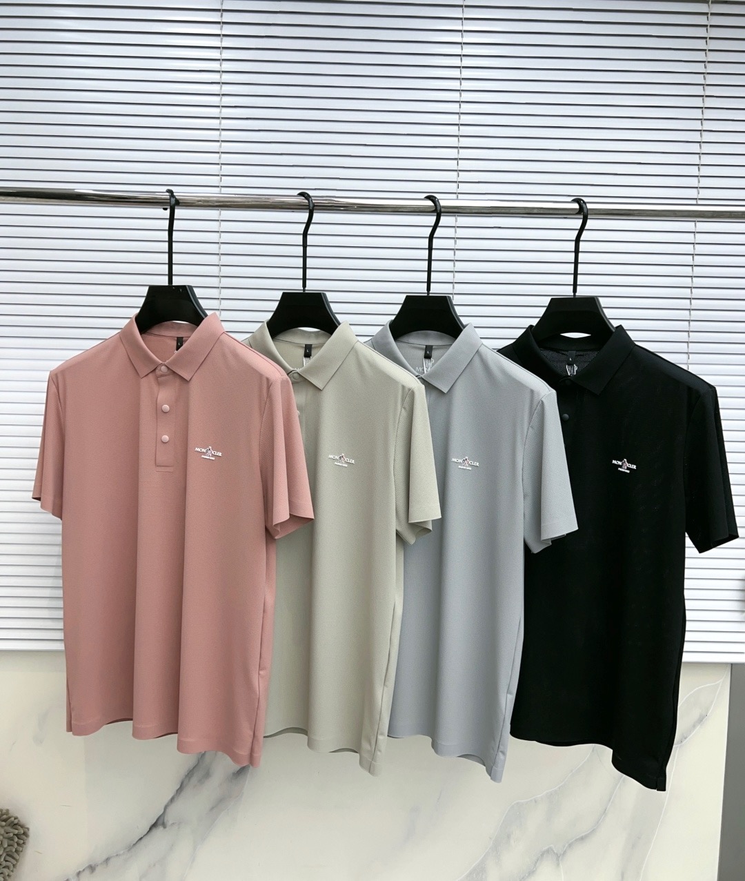 NO:842040,.[Muzzled] Stylish and simple short-sleeved T-shirt. It is famous for its simple and delicate design and high-quality details. It is perfectly cut and marked with the latest British hanging point thread technology. It is even more perfect. The materials are meticulous and suitable for any occasion. It feels excellent, comfortable and breathable! It is the choice of men who pay attention to practicality and quality. The original quality is synchronized with the official website [strong]. New models are on the market and sold immediately. There are large quantities [handshake] 174 140 pounds wearing size L Can wear up to 200 pounds! M-4XL.,,Moncler,T-shirt,tees,t-shirt,19860909.【 蒙口】 时尚简约 短袖T恤 简洁细腻的设计和高质细节而闻名,裁剪完美,后标最新英国吊点线技术,更加完美,用料一丝不苟,适合任何场合, 手感极佳 舒服又透气! 是注重实用和品质的男士的选择.原單品質 官網同步[强].新款上市 即转即卖 有大货[握手] 174 140斤穿L码 最大可以穿200斤！M-4XL.,,Moncler,T-shirt,tees，t-shirt,,Men's clothing
