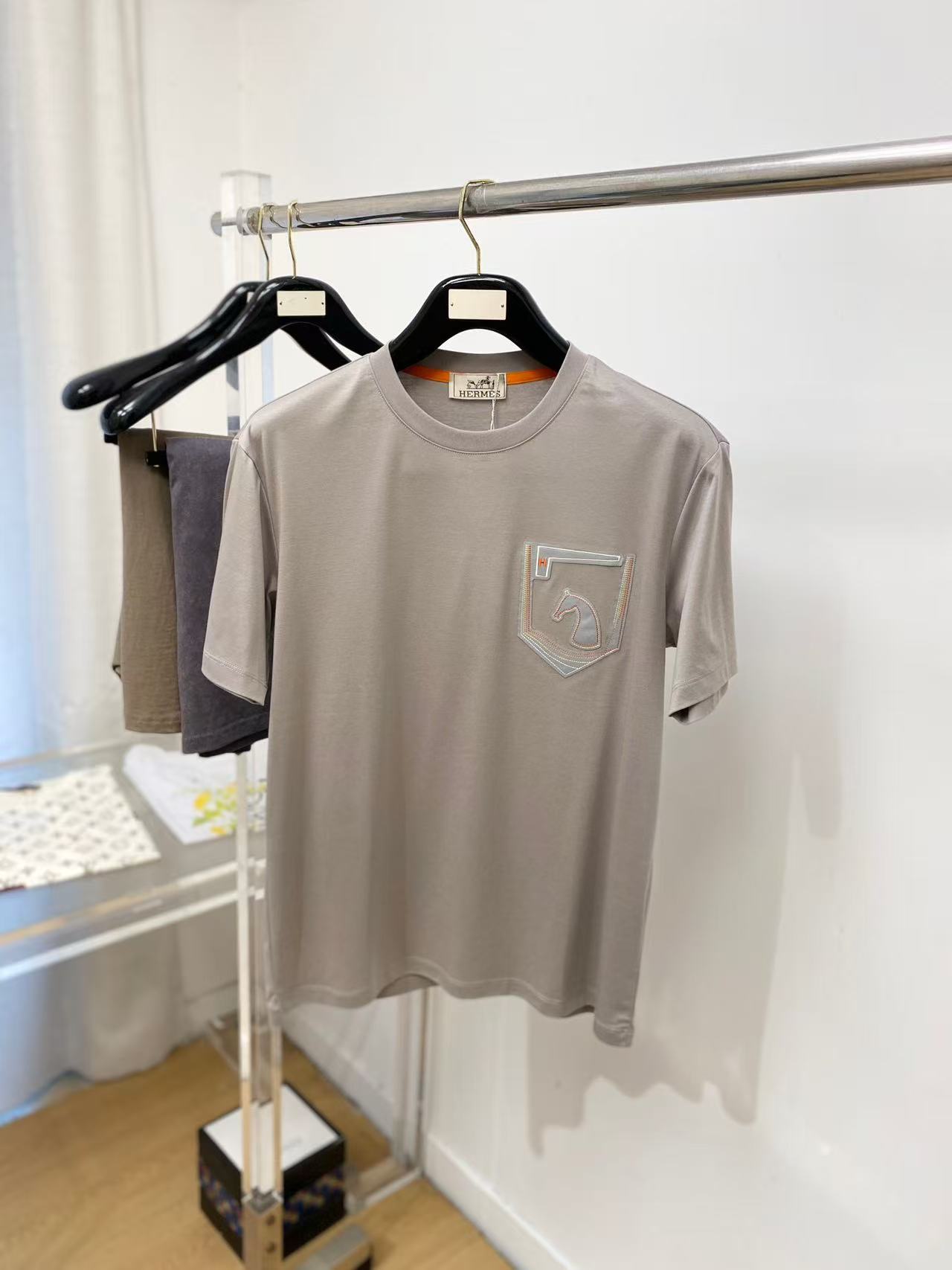 NO:842005,.[Hermès] Fashionable and simple short-sleeved T-shirt. It is famous for its simple and delicate design and high-quality details. It is perfectly cut and marked with the latest British hanging point thread technology on the back. It is even more perfect. The materials are meticulous and suitable for any occasion. It feels excellent, comfortable and breathable! It is the choice of men who pay attention to practicality and quality. The original quality is synchronized with the official website [strong]. New models are on the market and sold immediately. There are large quantities [handshake] 174 pounds in L size Can wear up to 190 pounds! M-3XL.,,hermes,T-shirt,tees,t-shirt,19860909.【 爱马仕】 时尚简约 短袖T恤 简洁细腻的设计和高质细节而闻名,裁剪完美,后标最新英国吊点线技术,更加完美,用料一丝不苟,适合任何场合, 手感极佳 舒服又透气! 是注重实用和品质的男士的选择.原單品質 官網同步[强].新款上市 即转即卖 有大货[握手] 174 斤穿L码 最大可以穿190斤！M-3XL.,,hermes,T-shirt,tees，t-shirt,,Men's clothing