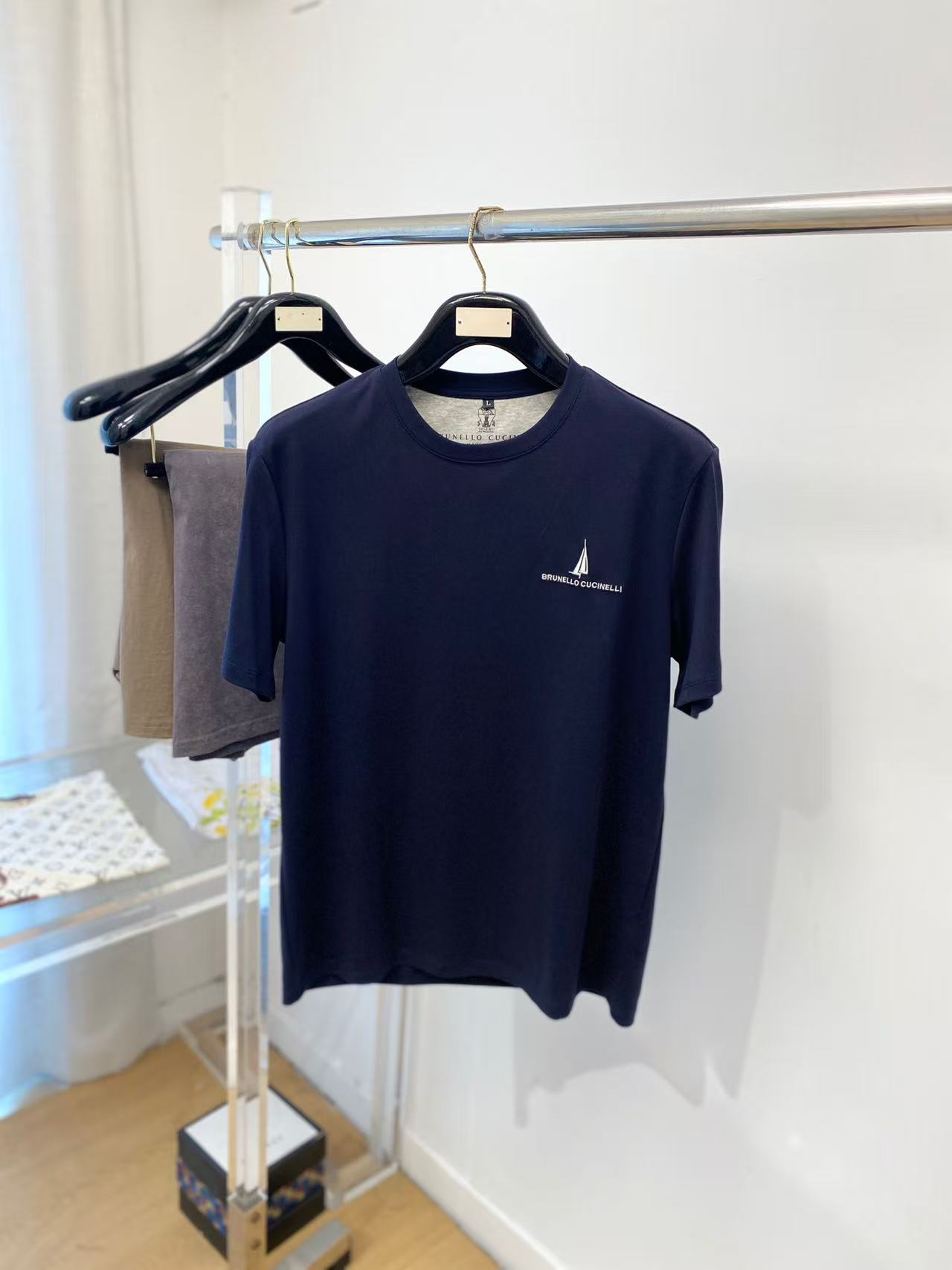NO:842012,.【BC】Fashionable and simple short-sleeved T-shirt. It is famous for its simple and delicate design and high-quality details. It is perfectly cut and marked with the latest British hanging point thread technology. It is more perfect and meticulous in materials. It is suitable for any occasion. It feels excellent, comfortable and breathable! It is the choice for men who pay attention to practicality and quality. The quality of the original order is synchronized with the official website [strong]. New models are on the market and sold immediately. There is a large stock [handshake] 174 pounds in size L and can wear up to 200 pounds! M-4XL.,,T-shirt,tees,t-shirt,19860909.【 BC】 时尚简约 短袖T恤 简洁细腻的设计和高质细节而闻名,裁剪完美,后标最新英国吊点线技术,更加完美,用料一丝不苟,适合任何场合, 手感极佳 舒服又透气! 是注重实用和品质的男士的选择.原單品質 官網同步[强].新款上市 即转即卖 有大货[握手] 174 斤穿L码 最大可以穿200斤！M-4XL.,,T-shirt,tees，t-shirt,,Men's clothing