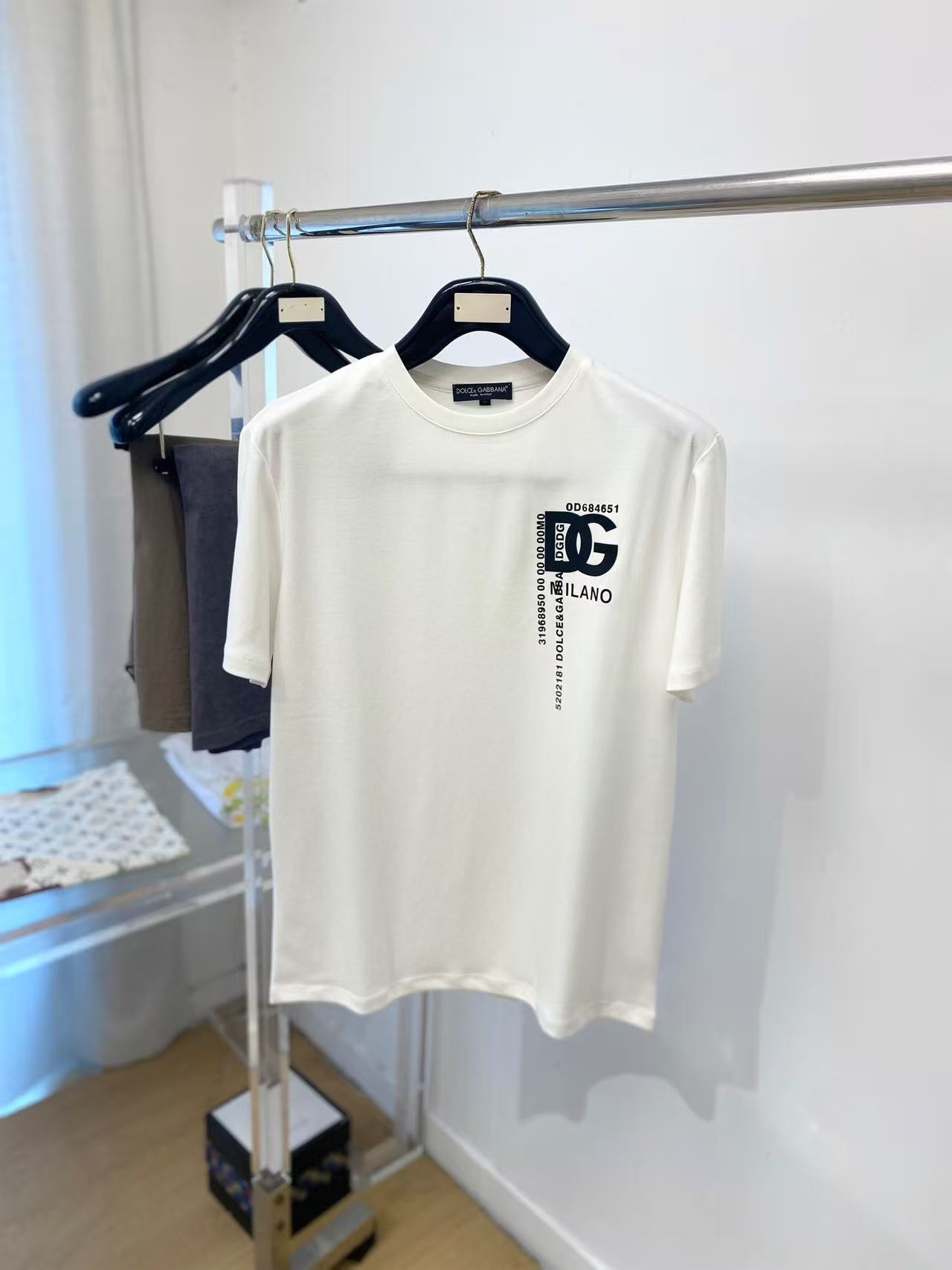 NO:842018,.【DG】Fashionable and simple short-sleeved T-shirt. It is famous for its simple and delicate design and high-quality details. It is perfectly cut and marked with the latest British hanging point thread technology. It is more perfect and the materials are meticulous. It is suitable for any occasion. It feels excellent, comfortable and breathable! It is the choice of men who pay attention to practicality and quality. The original quality is synchronized with the official website [strong]. New models are on the market. Sold immediately. There is a large stock [handshake] 174 pounds in size L. Can wear up to 200 pounds! M-4XL.,,T-shirt,tees,t-shirt,19860909.【 DG】 时尚简约 短袖T恤 简洁细腻的设计和高质细节而闻名,裁剪完美,后标最新英国吊点线技术,更加完美,用料一丝不苟,适合任何场合, 手感极佳 舒服又透气! 是注重实用和品质的男士的选择.原單品質 官網同步[强].新款上市 即转即卖 有大货[握手] 174 斤穿L码 最大可以穿200斤！M-4XL.,,T-shirt,tees，t-shirt,,Men's clothing