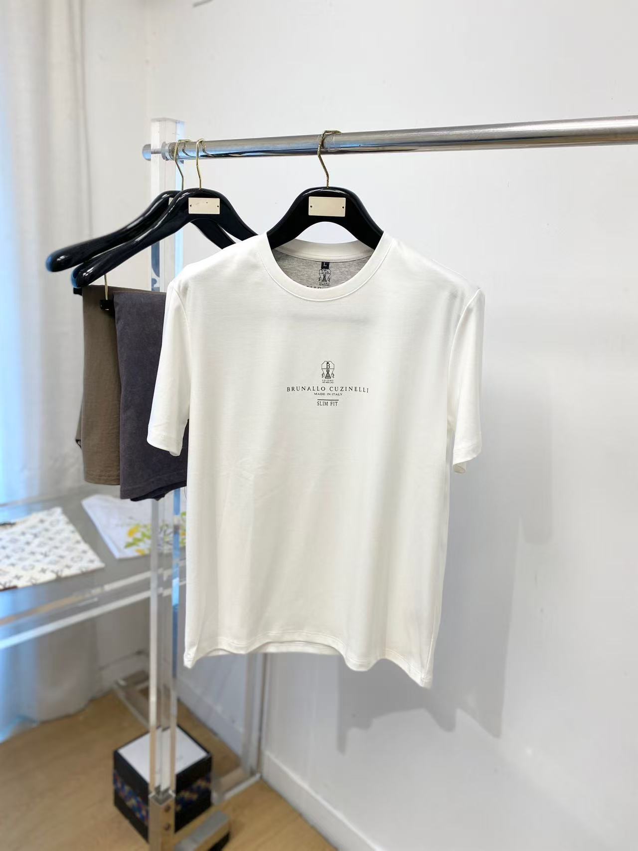 NO:841966,.【BC】Fashionable and simple short-sleeved T-shirt. It is famous for its simple and delicate design and high-quality details. It is perfectly cut and marked with the latest British hanging point thread technology. It is more perfect and meticulous in materials. It is suitable for any occasion. It feels excellent, comfortable and breathable! It is the choice for men who pay attention to practicality and quality. The quality of the original order is synchronized with the official website [strong]. New models are on the market and sold immediately. There is a large stock [handshake] 174 pounds in size L and can wear up to 200 pounds! M-4XL.,,T-shirt,tees,t-shirt,19860909.【 BC】 时尚简约 短袖T恤 简洁细腻的设计和高质细节而闻名,裁剪完美,后标最新英国吊点线技术,更加完美,用料一丝不苟,适合任何场合, 手感极佳 舒服又透气! 是注重实用和品质的男士的选择.原單品質 官網同步[强].新款上市 即转即卖 有大货[握手] 174 斤穿L码 最大可以穿200斤！M-4XL.,,T-shirt,tees，t-shirt,,Men's clothing