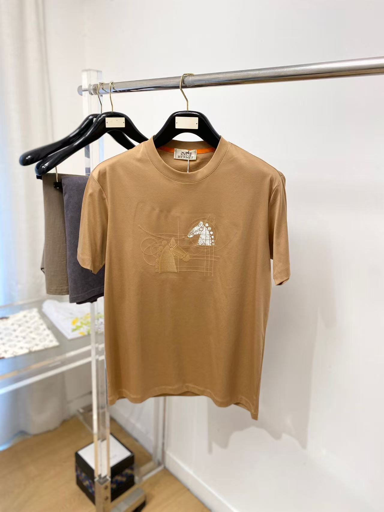 NO:841971,.[Hermès] Fashionable and simple short-sleeved T-shirt. It is famous for its simple and delicate design and high-quality details. It is perfectly cut and marked with the latest British hanging point thread technology on the back. It is even more perfect. The materials are meticulous and suitable for any occasion. It feels excellent, comfortable and breathable! It is the choice of men who pay attention to practicality and quality. The original quality is synchronized with the official website [strong]. New models are on the market and sold immediately. There are large quantities [handshake] 174 pounds in L size Can wear up to 190 pounds! M-3XL.,,hermes,T-shirt,tees,t-shirt,19860909.【 爱马仕】 时尚简约 短袖T恤 简洁细腻的设计和高质细节而闻名,裁剪完美,后标最新英国吊点线技术,更加完美,用料一丝不苟,适合任何场合, 手感极佳 舒服又透气! 是注重实用和品质的男士的选择.原單品質 官網同步[强].新款上市 即转即卖 有大货[握手] 174 斤穿L码 最大可以穿190斤！M-3XL.,,hermes,T-shirt,tees，t-shirt,,Men's clothing
