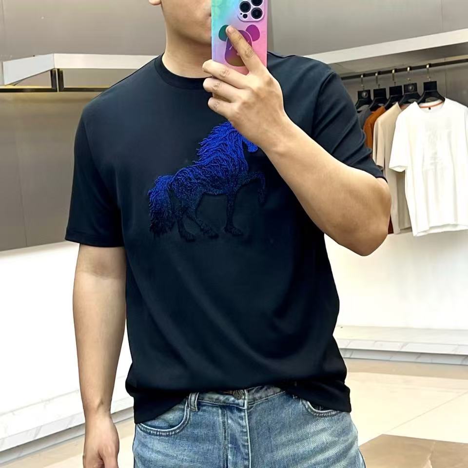 NO:841977,.[Hermès] Fashionable and simple short-sleeved T-shirt. It is famous for its simple and delicate design and high-quality details. It is perfectly cut and marked with the latest British hanging point thread technology on the back. It is even more perfect. The materials are meticulous and suitable for any occasion. It feels excellent, comfortable and breathable! It is the choice of men who pay attention to practicality and quality. The original quality is synchronized with the official website [strong]. New models are on the market and sold immediately. There are large quantities [handshake] 174 pounds in L size Can wear up to 200 pounds! M-4XL.,,hermes,T-shirt,tees,t-shirt,19860909.【 爱马仕】 时尚简约 短袖T恤 简洁细腻的设计和高质细节而闻名,裁剪完美,后标最新英国吊点线技术,更加完美,用料一丝不苟,适合任何场合, 手感极佳 舒服又透气! 是注重实用和品质的男士的选择.原單品質 官網同步[强].新款上市 即转即卖 有大货[握手] 174 斤穿L码 最大可以穿200斤！M-4XL.,,hermes,T-shirt,tees，t-shirt,,Men's clothing