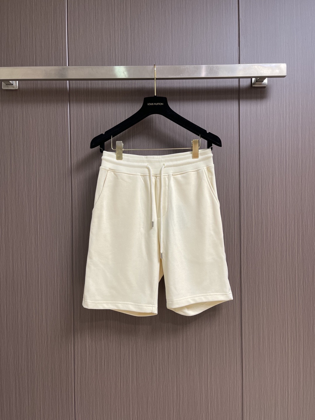 NO:841935,Prada logo triangular logo sports shorts, a basic style that can be matched with everything. These shorts are worth owning. They are full of high-end and high-standard. They are the same style for men and women. They don’t choose anyone or their body shape. They can be matched with n kinds of daily life looks!  Customized fabric material, soft and shiny to the touch. Original hardware selection. Sizes M-3  Hips 118,,prada,shorts,19860909Prada logo三角标识运动短裤,万能搭配的基础款 这条短裤值得拥有,高级感十足,高标配的男女同款 不挑人不挑身材,能够搭配出n种的日常生活look！定制面料材质 手感柔软有光泽 原版五金精选 尺码M-3XL M码裤长50 腰围72 臀围102 L码 裤长51 腰围76 臀围106 XL码裤长52 腰围80 臀围110 XXL码 裤长53 腰围84 臀围114 XXXL码 裤长54 腰围88 臀围118,,prada,shorts,,Men's clothing