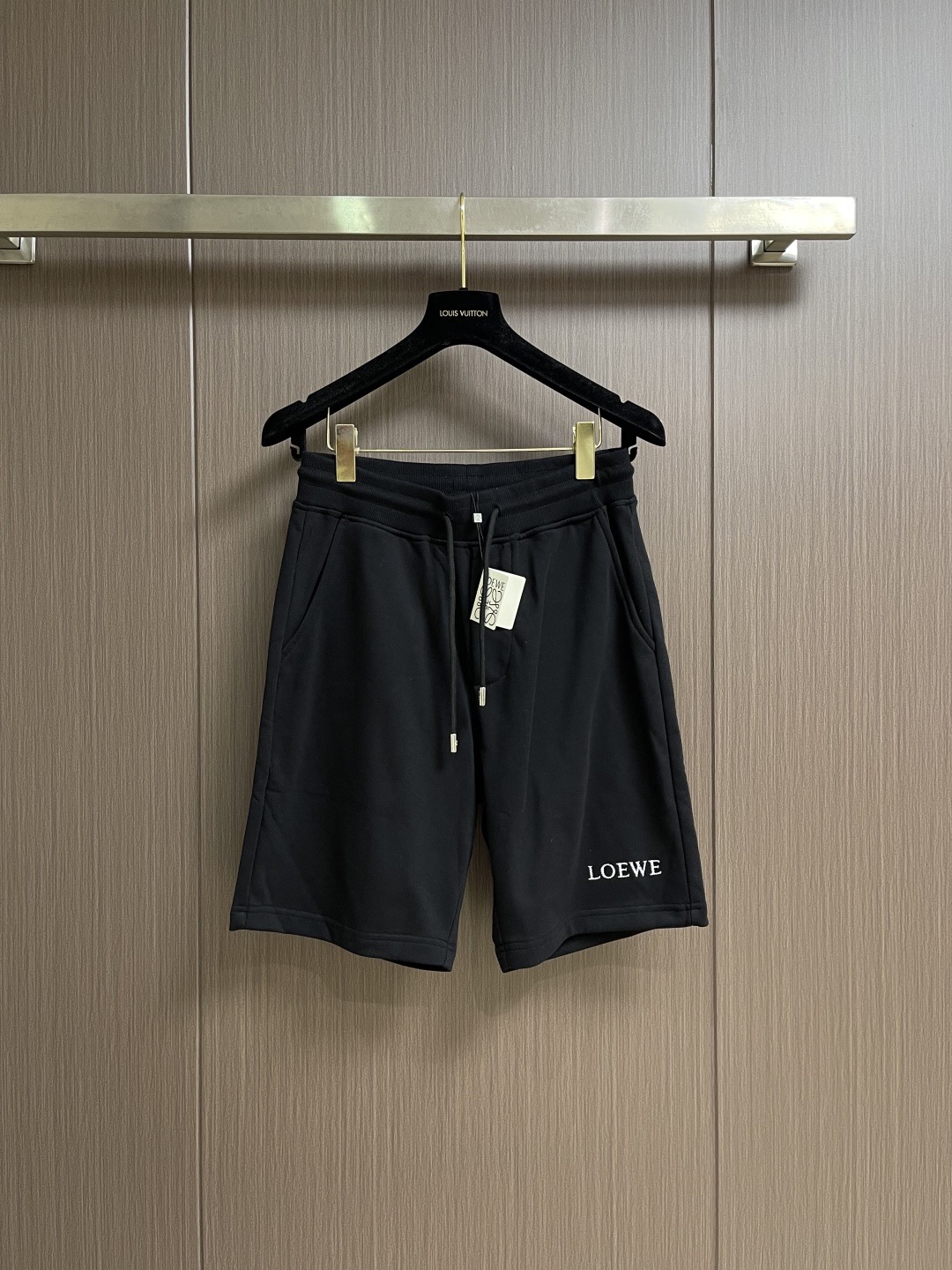 NO:841939,Loewe 2026s new style shorts.  Same style for men and women!  The matching is very high-end.  Exquisite brand graphic embroidery below the pocket.  The back pocket is equipped with embroidered letters LOEWE.  Simple and advanced.  The waistband adopts elastic design.  Comfortable and pleasant.  The original hardware combination of the hanging rope is eye-catching!  The fabric is made of customized original cloth.  It feels soft and waxy.  Size M-3XL M size pants length 50 waist 72 hips 102 L size pants length 51 waist 76 hips 106 XL size pants length 52 waist 80 hips 110 XXL size pants length 53 waist 84 hips 11419860909Loewe 2026s新款五分短裤．男女同款！搭配非常高级．口袋下方精致品牌图形绣花．后口袋搭配字母LOEWE绣花．简单高级．腰头采用松紧设计．舒适宜人．吊绳原版五金搭配眼前一亮！面料采用定制原版布．手感软糯．尺码M-3XL M码裤长50 腰围72 臀围102 L码 裤长51 腰围76 臀围106 XL码裤长52 腰围80 臀围110 XXL码 裤长53 腰围84 臀围114 XXXL码 裤长54 腰围88 臀围118,,loewe,shorts,,Men's clothing