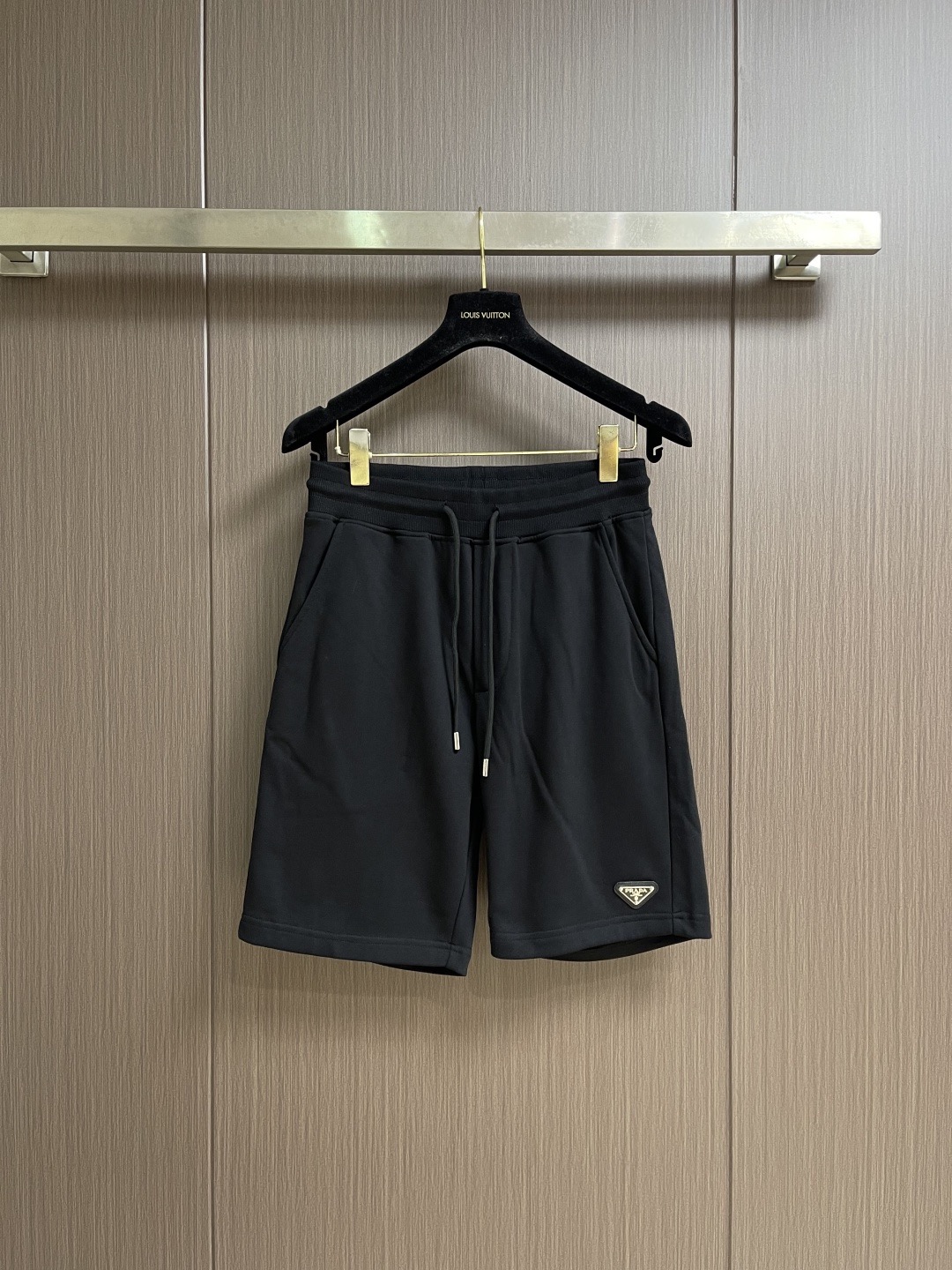 NO:841943,Prada logo triangular logo sports shorts, a basic style that can be matched with everything. These shorts are worth owning. They are full of high-end and high-standard. They are the same style for men and women. They don’t choose anyone or their body shape. They can be matched with n kinds of daily life looks!  Customized fabric material, soft and shiny to the touch, original hardware selection. Sizes M-3XL M size pants length 50 waist 72 hips 102 L size pants length 51 waist 76 hips 106 XL size pants length 52 waist 80 hips 110 XXL size pants length 53 waist 84 hips 114 XXXL size pants length 54 waist 88  Hips 118,,prada,shorts,19860909Prada logo三角标识运动短裤,万能搭配的基础款 这条短裤值得拥有,高级感十足,高标配的男女同款 不挑人不挑身材,能够搭配出n种的日常生活look！定制面料材质 手感柔软有光泽 原版五金精选 .尺码M-3XL M码裤长50 腰围72 臀围102 L码 裤长51 腰围76 臀围106 XL码裤长52 腰围80 臀围110 XXL码 裤长53 腰围84 臀围114 XXXL码 裤长54 腰围88 臀围118,,prada,shorts,,Men's clothing