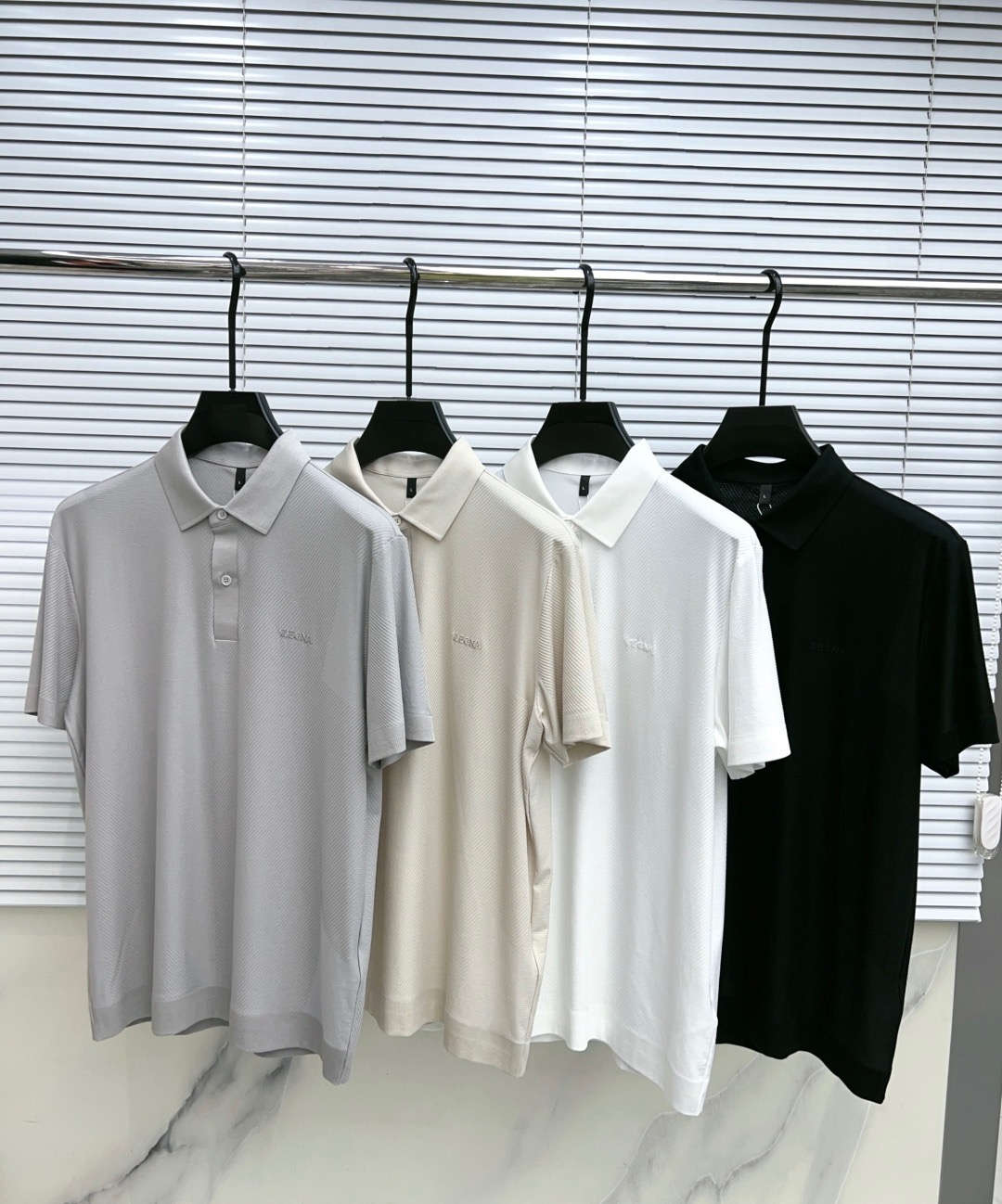NO:841928,.[Emenia Ermenegildo Zegna] Fashionable and simple short-sleeved T-shirt. It is famous for its simple and delicate design and high-quality details. It is perfectly cut and marked with the latest British hanging point thread technology. It is more perfect and the materials are meticulous. It is suitable for any occasion. It feels excellent, comfortable and breathable! It is the choice of men who pay attention to practicality and quality. The original quality is synchronized with the official website [strong]. New models are on the market. Sold immediately. There is a large stock [handshake] 174 140 pounds wearing size L Can wear up to 200 pounds! M-4XL.,,zegna,T-shirt,tees,t-shirt,19860909.【 杰尼亚】 时尚简约 短袖T恤 简洁细腻的设计和高质细节而闻名,裁剪完美,后标最新英国吊点线技术,更加完美,用料一丝不苟,适合任何场合, 手感极佳 舒服又透气! 是注重实用和品质的男士的选择.原單品質 官網同步[强].新款上市 即转即卖 有大货[握手] 174 140斤穿L码 最大可以穿200斤！M-4XL.,,zegna,T-shirt,tees，t-shirt,,Men's clothing