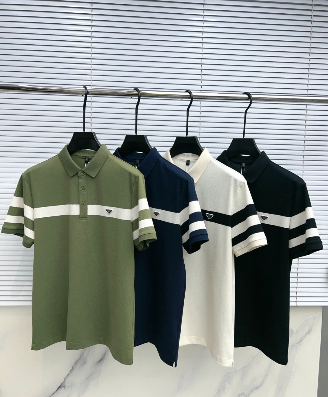 NO:841933,.[Prada] Fashionable and simple short-sleeved T-shirt. It is famous for its simple and delicate design and high-quality details. It is perfectly cut and marked with the latest British hanging point thread technology. It is even more perfect. The materials are meticulous and suitable for any occasion. It feels excellent, comfortable and breathable! It is the choice of men who pay attention to practicality and quality. The quality of the original order is synchronized with the official website [strong]. New models are on the market. Sold immediately. There is a large stock [handshake] 174 140 pounds wearing L size Can wear up to 200 pounds! M-4XL.,,prada,T-shirt,tees,t-shirt,19860909.【 普拉达】 时尚简约 短袖T恤 简洁细腻的设计和高质细节而闻名,裁剪完美,后标最新英国吊点线技术,更加完美,用料一丝不苟,适合任何场合, 手感极佳 舒服又透气! 是注重实用和品质的男士的选择.原單品質 官網同步[强].新款上市 即转即卖 有大货[握手] 174 140斤穿L码 最大可以穿200斤！M-4XL.,,prada,T-shirt,tees，t-shirt,,Men's clothing