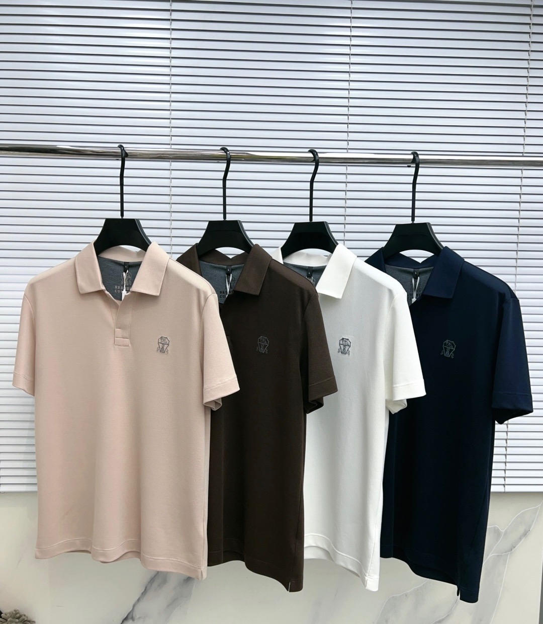 NO:841937,.【BC】Fashionable and simple short-sleeved T-shirt. It is famous for its simple and delicate design and high-quality details. It is perfectly cut and marked with the latest British hanging point thread technology. It is more perfect and the materials are meticulous. It is suitable for any occasion. It feels excellent, comfortable and breathable! It is the choice of men who pay attention to practicality and quality. The quality of the original order is synchronized with the official website [strong]. New models are on the market. Sold immediately. There is a large stock [handshake] 174 140 pounds wearing L size Can wear up to 200 pounds! M-4XL.,,T-shirt,tees,t-shirt,19860909.【 BC】 时尚简约 短袖T恤 简洁细腻的设计和高质细节而闻名,裁剪完美,后标最新英国吊点线技术,更加完美,用料一丝不苟,适合任何场合, 手感极佳 舒服又透气! 是注重实用和品质的男士的选择.原單品質 官網同步[强].新款上市 即转即卖 有大货[握手] 174 140斤穿L码 最大可以穿200斤！M-4XL.,,T-shirt,tees，t-shirt,,Men's clothing