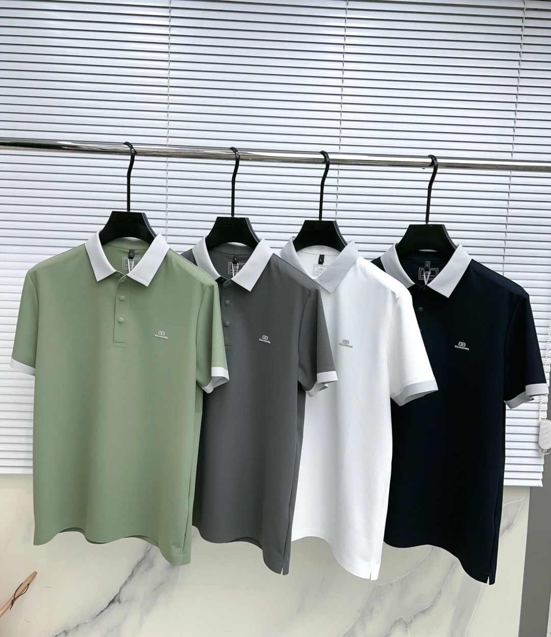 NO:841941,.[Balenciaga] Stylish and simple short-sleeved T-shirt. It is famous for its simple and delicate design and high-quality details. It is perfectly cut and marked with the latest British hanging point thread technology. It is even more perfect. The materials are meticulous and suitable for any occasion. It feels excellent, comfortable and breathable! It is the choice of men who pay attention to practicality and quality. The original quality is synchronized with the official website [strong]. New models are on the market. Sold immediately. Large quantities are available [Handshake] 174 140 pounds in L size Can wear up to 200 pounds! M-4XL.,,balenciaga,T-shirt,tees,t-shirt,19860909.【 巴黎世家】 时尚简约 短袖T恤 简洁细腻的设计和高质细节而闻名,裁剪完美,后标最新英国吊点线技术,更加完美,用料一丝不苟,适合任何场合, 手感极佳 舒服又透气! 是注重实用和品质的男士的选择.原單品質 官網同步[强].新款上市 即转即卖 有大货[握手] 174 140斤穿L码 最大可以穿200斤！M-4XL.,,balenciaga,T-shirt,tees，t-shirt,,Men's clothing