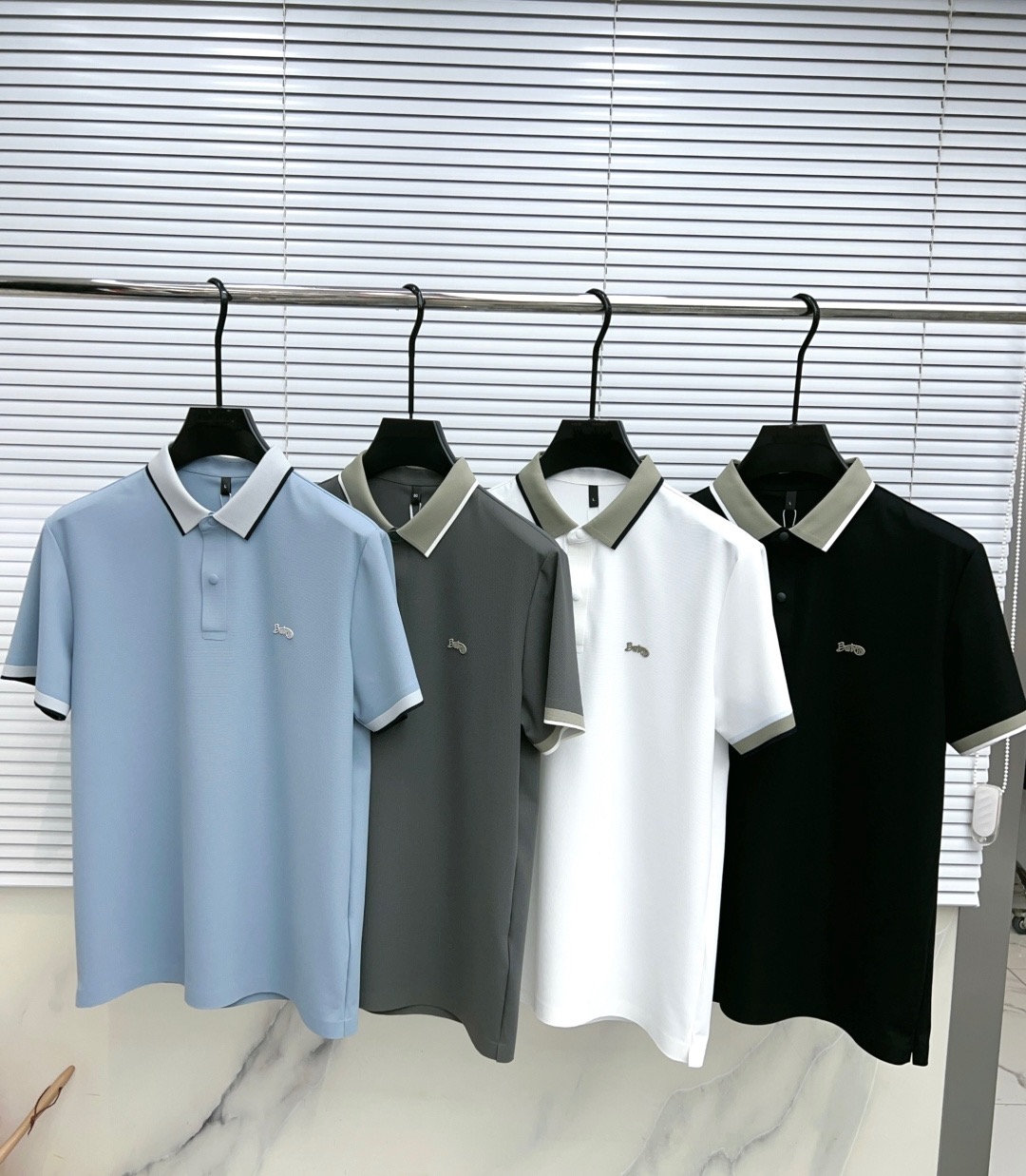 NO:841945,.[Burberry] Fashionable and simple short-sleeved T-shirt, famous for its simple and delicate design and high-quality details, perfect tailoring, and the latest British hanging point thread technology on the back, even more perfect, meticulous materials, suitable for any occasion, excellent hand feel, comfortable and breathable! It is the choice of men who pay attention to practicality and quality. Original order quality, official website synchronization [strong]. New models are on the market, sold immediately, large quantities are available [handshake] 174 140 pounds, wearing size L Can wear up to 200 pounds! M-4XL.,,burberry,T-shirt,tees,t-shirt,19860909.【 巴宝莉】 时尚简约 短袖T恤 简洁细腻的设计和高质细节而闻名,裁剪完美,后标最新英国吊点线技术,更加完美,用料一丝不苟,适合任何场合, 手感极佳 舒服又透气! 是注重实用和品质的男士的选择.原單品質 官網同步[强].新款上市 即转即卖 有大货[握手] 174 140斤穿L码 最大可以穿200斤！M-4XL.,,burberry,T-shirt,tees，t-shirt,,Men's clothing