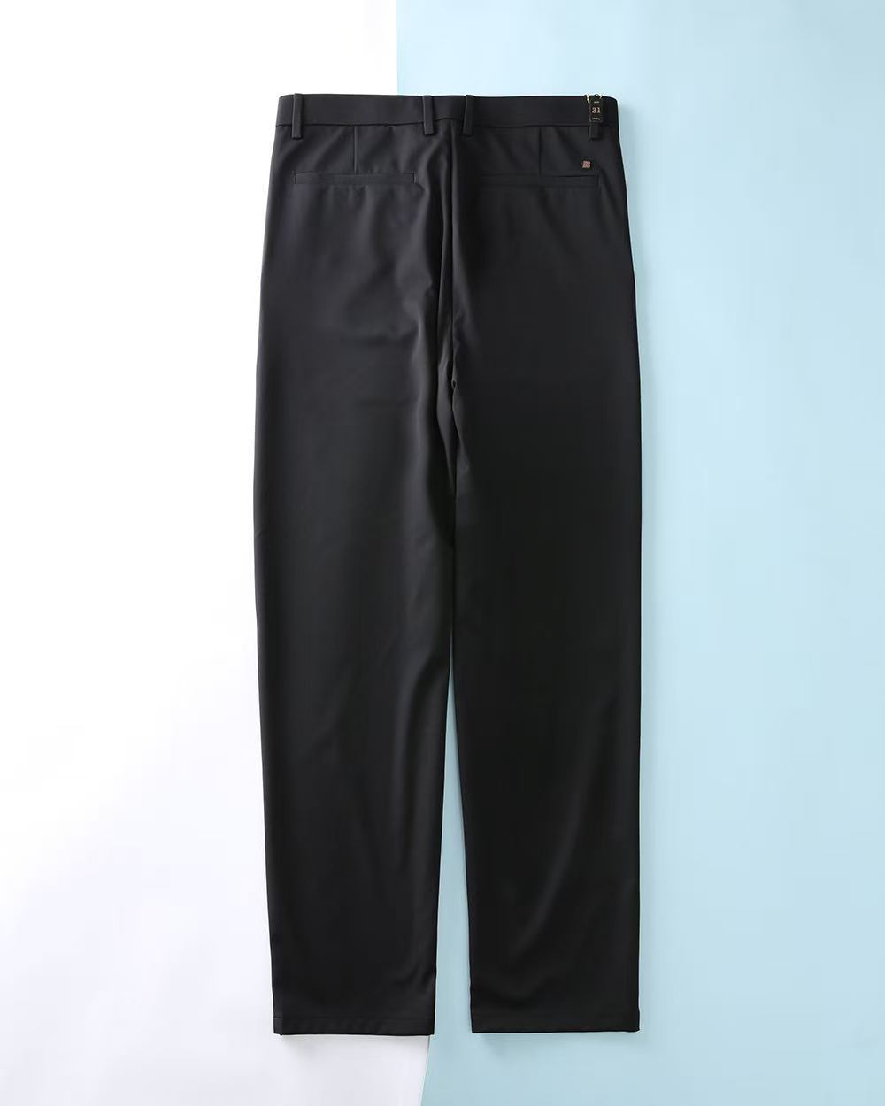 NO:841956,[Givenchy] Simple and fashionable, spring casual pants are very comfortable to wear, low-key yet luxurious. They are very classy to wear, and the style and cut of the pants are needless to say. The upper body is exquisite and vivid. Really first-class and top-quality materials. Really palace-level casual pants, using Turkish cotton to produce the most famous denim fabric. The quality is outstanding, and the pants are very soft after heavy washing!  The straight-leg version is not picky. The upper body is absolutely stylish. The waistband is inlaid with silver jewelry. It is extremely luxurious. 30-38.,,givenchy,19860909【 纪梵希】简约时尚 春季休闲裤身穿着非常舒适 低调不失奢华 穿出去非常有档次,裤型款式和裁剪亦无需多言 上身精致跃然.真正一等一顶级质料 真正殿堂级的休闲裤,选用土耳其的棉花 生产出最有名的单宁布 品质卓然,经过重水洗使得裤子很柔软！直脚的版型 不挑人 上身绝对的有型 裤腰镶嵌银饰达人设计 极度奢华.30-38.,,givenchy,,Men's clothing