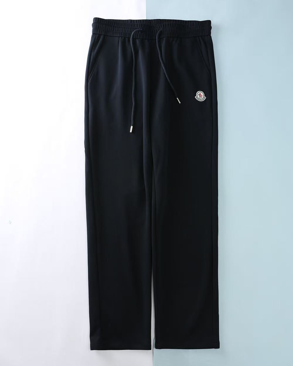 NO:841949,[Mou Mouth] Simple and fashionable, summer casual pants are very comfortable to wear. They are low-key yet luxurious. They are very classy when worn. Needless to say the pants style and cut, the upper body is exquisite. Really first-class and top-quality materials. Really palace-level casual pants, using Turkish cotton to produce the most famous denim fabric. The quality is outstanding. After heavy washing, the pants are very soft!  The straight-leg version is not flattering and the upper body is absolutely stylish. The waistband is inlaid with silver jewelry and is extremely luxurious. M-4XL.,,Moncler,19860909【 蒙口】简约时尚 夏天休闲裤身穿着非常舒适 低调不失奢华 穿出去非常有档次,裤型款式和裁剪亦无需多言 上身精致跃然.真正一等一顶级质料 真正殿堂级的休闲裤,选用土耳其的棉花 生产出最有名的单宁布 品质卓然,经过重水洗使得裤子很柔软！直脚的版型 不挑人 上身绝对的有型 裤腰镶嵌银饰达人设计 极度奢华.M-4XL.,,Moncler,,Men's clothing