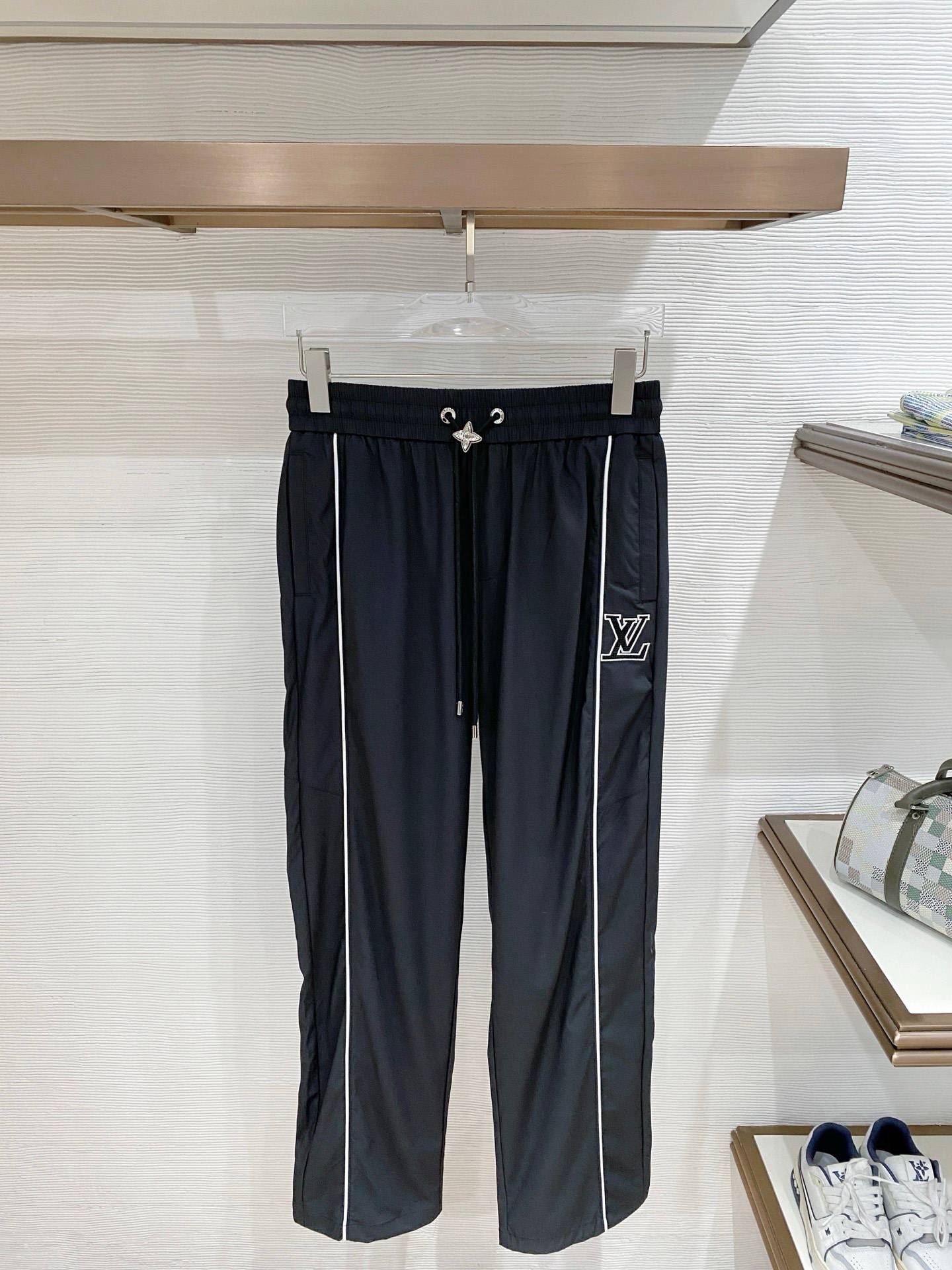 NO:842010,.LV selects high-draping and wrinkle-resistant fabrics, which are smooth and breathable to the touch and have a neat and skeletal feel. The waistband is designed with a drawstring and matched with LV's iconic metal accessories, taking into account both comfort and recognition; the side contrasting lines and three-dimensional LV embroidery are a concise expression of the brand's language; the straight-leg cut with a slight flare not only modifies the shape of the legs, but also brings a calm aura when walking.  Gray and black are available in two colors, making it easy to control various scenes such as commuting, leisure, and sports, and interpreting effortless luxury. Color Black Gray Size M-3XL, Louis Vuitton,19860909.LV 甄选高垂顺抗皱面料,触感柔滑透气,自带利落骨感. 腰头采用抽绳设计,搭配LV标志性金属饰件,兼顾舒适与辨识度； 侧边撞色线条与立体LV刺绣,是品牌语言的凝练表达； 直筒微喇剪裁,修饰腿型的同时,行走间自带从容气场. 灰与黑双色可选,轻松驾驭通勤、休闲、运动等多元场景,诠释不费力的奢感穿搭. 颜色黑色 灰色 码数M-3XL,,louis vuitton,,Men's clothing