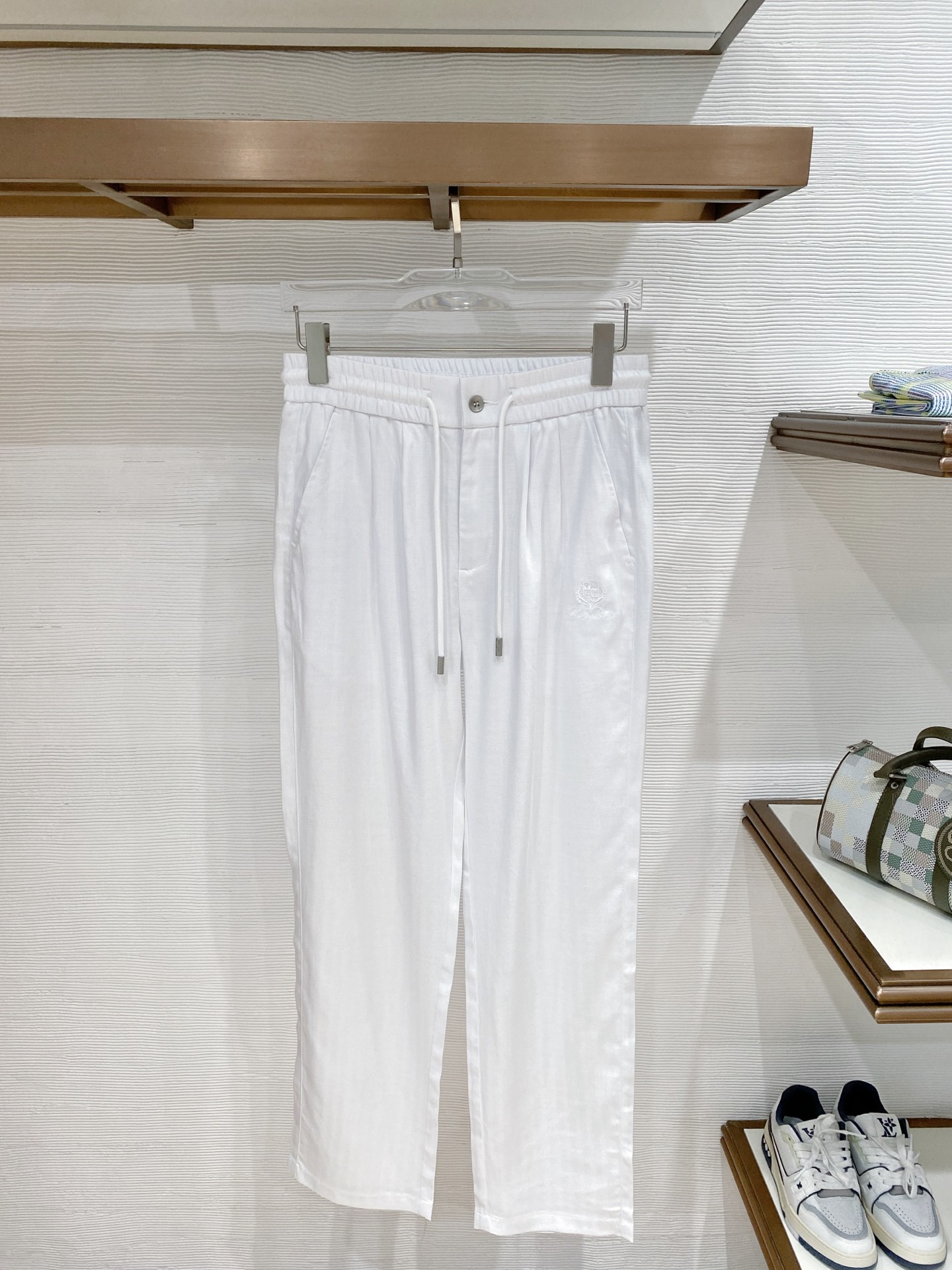 NO:842016,.LP The relaxed feeling of old money style is hidden in these linen pants. The natural linen texture has its own soft light filter, and the drape silhouette makes the outfit say goodbye to tightness. The low-key brand embroidery is a detail that people who know it naturally understand. There is no need to deliberately match, white T-shirts and shirts can be worn casually and elegantly, and the effortless sense of luxury can be worn into every daily life. Color: white, oatmeal, black, coffee, code size: M-3XL,, loro piana, shirts,19860909.LP 老钱风的松弛感,都藏在这条亚麻裤里. 天然亚麻肌理自带柔光滤镜,垂坠的廓形让穿搭告别紧绷,低调的品牌刺绣是懂的人自然懂的细节.不用刻意搭配,白T、衬衫都能穿出随性优雅,把不费力的高级感,穿进每一个日常. 颜色白色 燕麦色 黑色 咖色 码数M-3XL,,loro piana,shirts,,Men's clothing