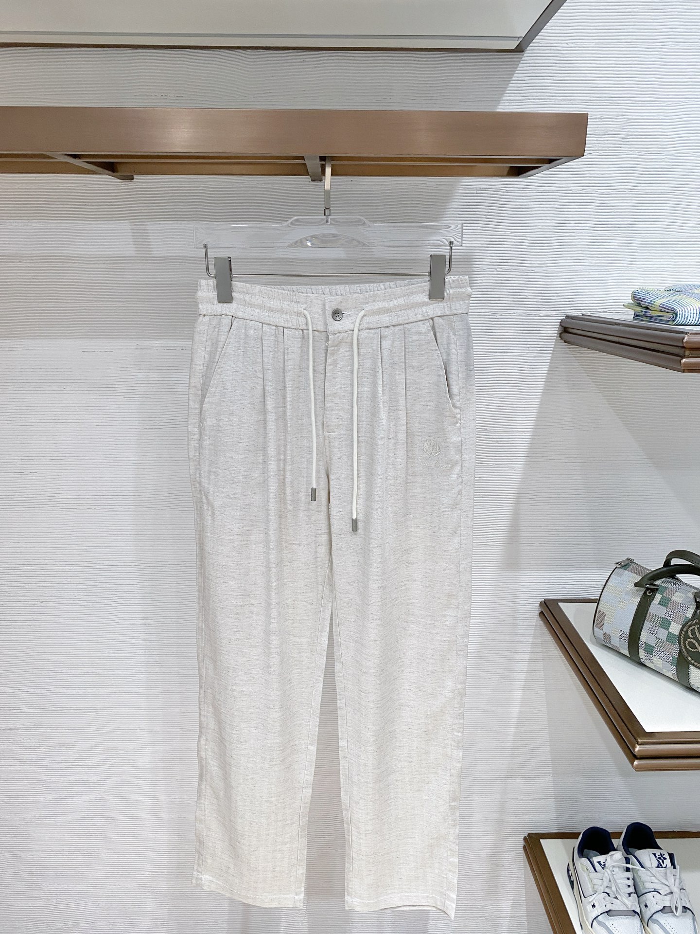 NO:841965,.LP The relaxed feeling of old money style is hidden in these linen pants. The natural linen texture has its own soft light filter, and the drape silhouette makes the outfit say goodbye to tightness. The low-key brand embroidery is a detail that people who know it naturally understand. There is no need to deliberately match, white T-shirts and shirts can be worn casually and elegantly, and the effortless sense of luxury can be worn into every daily life. Color: white, oatmeal, black, coffee, code size: M-3XL,, loro piana, shirts,19860909.LP 老钱风的松弛感,都藏在这条亚麻裤里. 天然亚麻肌理自带柔光滤镜,垂坠的廓形让穿搭告别紧绷,低调的品牌刺绣是懂的人自然懂的细节.不用刻意搭配,白T、衬衫都能穿出随性优雅,把不费力的高级感,穿进每一个日常. 颜色白色 燕麦色 黑色 咖色 码数M-3XL,,loro piana,shirts,,Men's clothing
