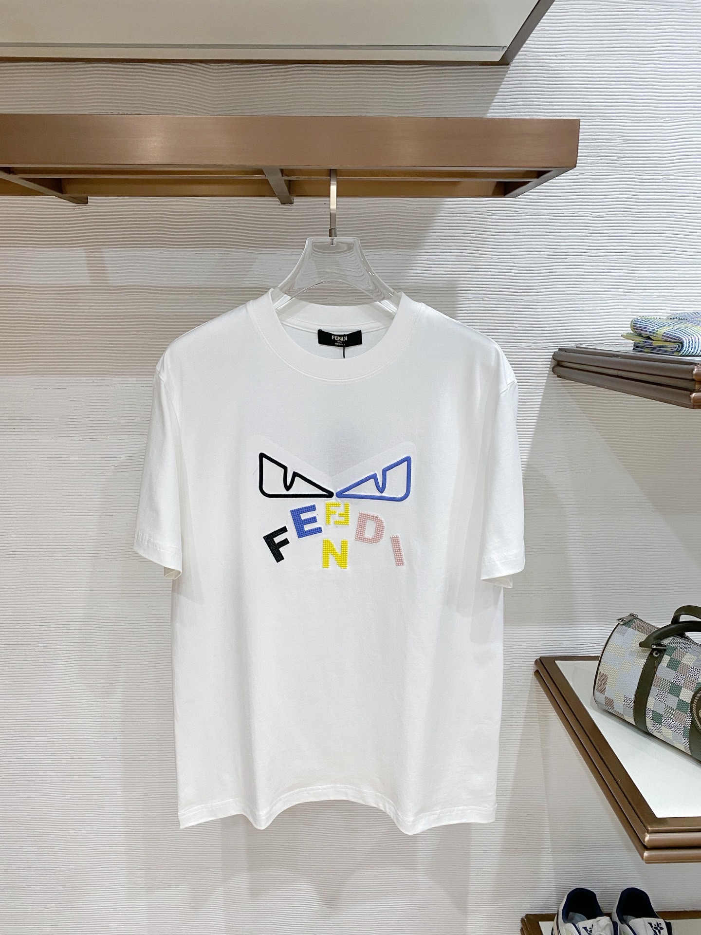 NO:841970,.FENDI 2026 spring and summer new short-sleeved T-shirt!  The latest model is exclusively available online!  !  ~It is both classic and fashionable, who doesn’t love it? It shows the classic again, it is very eye-catching, and it has a low-luxury aura and recognition!  The traditional brand concept and modern advanced technology are perfectly combined. Coupled with an extremely modern and simple design, exclusive logo pattern embroidery design!  Customized 100% imported pure cotton fabric!  The texture of this model is quite impressive. You can tell the specifications and grades at your fingertips. The level of finesse and breathability are top-notch!  Size M-3XL. Color: black, white.,,fendi,T-shirt,tees,t-shirt,19860909.芬迪 2026春夏新款短袖T恤！最新款全网独家首上！！~既经典有时尚百搭,谁不爱啊,将经典再次展现,非常的耐看,自带低奢光环与辨识度！传统的品牌理念和现代化的先进技术进行了完美结合.加上极其现代摩登风范的简约设计,专属logo图案刺绣设计！定制百分百进口纯棉面料！此款的质感相当感人 触手便知规格档次 细腻程度与透气效果堪称顶级！ 尺码M-3XL. 颜色黑色.白色.,,fendi,T-shirt,tees，t-shirt,,Men's clothing