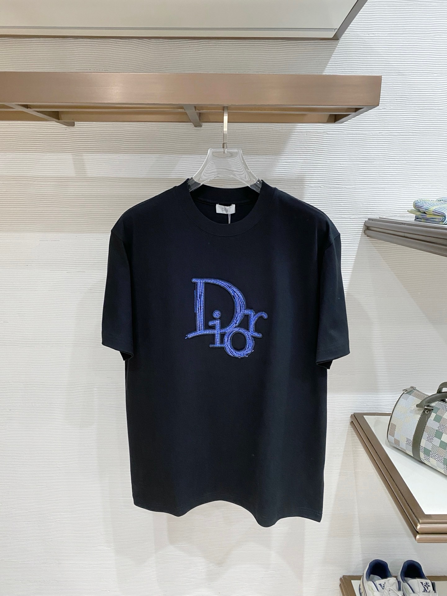 NO:841976,.Dior 2026 spring and summer new short-sleeved T-shirt!  The latest model is exclusively available online!  !  ~It is both classic and fashionable, who doesn’t love it? It shows the classic again, it is very eye-catching, and it has a low-luxury aura and recognition!  The traditional brand concept and modern advanced technology are perfectly combined. Coupled with an extremely modern and simple design, exclusive logo pattern embroidery design!  Customized 100% imported pure cotton fabric!  The texture of this model is quite impressive. You can tell the specifications and grades at your fingertips. The level of finesse and breathability are top-notch!  Size M-3XL. Color black. white.,, dior, T-shirt, tees, t-shirt,19860909.迪奥 2026春夏新款短袖T恤！最新款全网独家首上！！~既经典有时尚百搭,谁不爱啊,将经典再次展现,非常的耐看,自带低奢光环与辨识度！传统的品牌理念和现代化的先进技术进行了完美结合.加上极其现代摩登风范的简约设计,专属logo图案刺绣设计！定制百分百进口纯棉面料！此款的质感相当感人 触手便知规格档次 细腻程度与透气效果堪称顶级！ 尺码M-3XL. 颜色黑色.白色.,,dior,T-shirt,tees，t-shirt,,Men's clothing