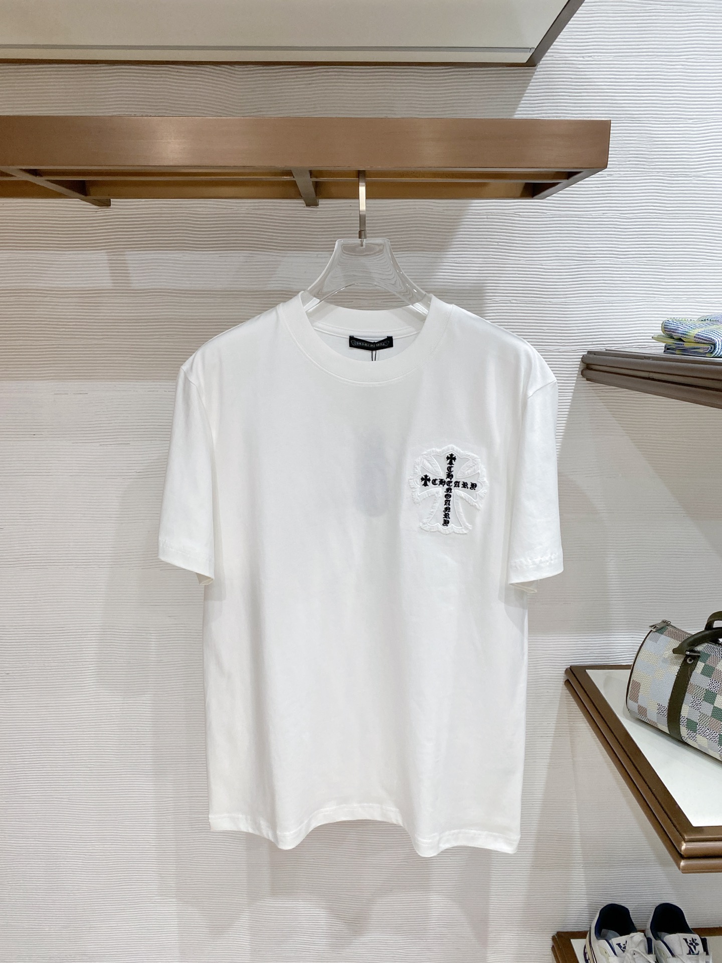 NO:841982,.Croxin 2026 spring and summer new short-sleeved T-shirt!  The latest model is exclusively available online!  !  ~It is both classic and fashionable, who doesn’t love it? It shows the classic again, it is very eye-catching, and it has a low-luxury aura and recognition!  The traditional brand concept and modern advanced technology are perfectly combined. Coupled with an extremely modern and simple design, exclusive logo pattern embroidery design!  Customized 100% imported pure cotton fabric!  The texture of this model is quite impressive. You can tell the specifications and grades at your fingertips. The level of finesse and breathability are top-notch!  Size M-3XL. Color: black, white.,,chrome hearts,T-shirt,tees,t-shirt,19860909.克罗心 2026春夏新款短袖T恤！最新款全网独家首上！！~既经典有时尚百搭,谁不爱啊,将经典再次展现,非常的耐看,自带低奢光环与辨识度！传统的品牌理念和现代化的先进技术进行了完美结合.加上极其现代摩登风范的简约设计,专属logo图案刺绣设计！定制百分百进口纯棉面料！此款的质感相当感人 触手便知规格档次 细腻程度与透气效果堪称顶级！ 尺码M-3XL. 颜色黑色.白色.,,chrome hearts,T-shirt,tees，t-shirt,,Men's clothing
