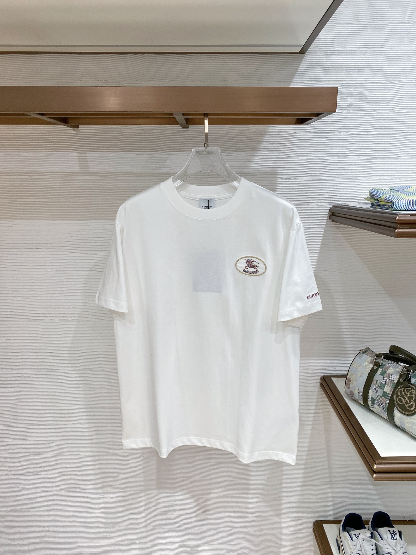 NO:841989,.Burberry's 2026 spring and summer new style debut counter, the latest short-sleeved round neck T-shirt, high-end customization, avant-garde and fashionable design!  The brand logo is designed with heavy craftsmanship. High-end customized cotton fabric. Soft to the touch. Comfortable to wear. Exquisite stitching at the counter level. Fine workmanship. The upper body effect is incomparably handsome!  A must-have for men and women, color black, white, size M to 3XL, burberry, T-shirt, tees, t-shirt,19860909.巴宝莉2026春夏新款首发专柜最新款短袖圆领T恤 高端订制 设计前卫时尚！品牌logo重工艺设计 高端定制棉面料.手感柔软.穿着舒适.专柜级别精致车线.做工精细.上身效果无敌帅气！男女必备款 颜色黑色 白色 码数M一3XL,,burberry,T-shirt,tees，t-shirt,,Men's clothing
