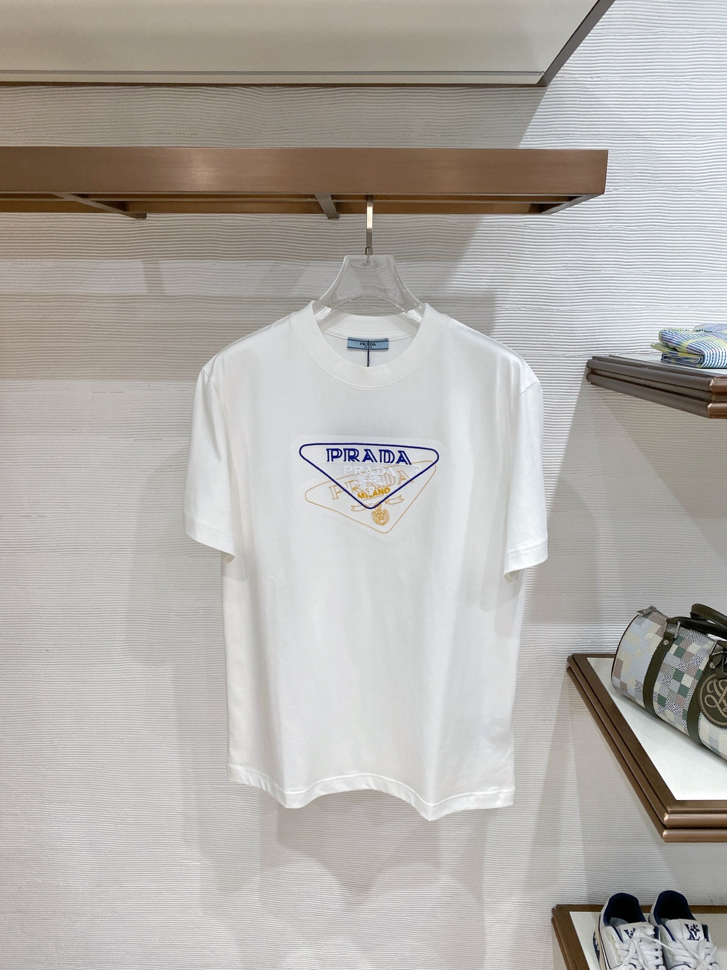 NO:841994,.Prada's 2026 spring and summer new style debut counter, the latest short-sleeved round neck T-shirt, high-end customization, avant-garde and fashionable design!  The brand logo is designed with heavy craftsmanship. High-end customized cotton fabric. Soft to the touch. Comfortable to wear. Exquisite stitching at the counter level. Fine workmanship. The upper body effect is incomparably handsome!  A must-have for men and women, color black, white, size M to 3XL, prada, T-shirt, tees, t-shirt,19860909.普拉达2026春夏新款首发专柜最新款短袖圆领T恤 高端订制 设计前卫时尚！品牌logo重工艺设计 高端定制棉面料.手感柔软.穿着舒适.专柜级别精致车线.做工精细.上身效果无敌帅气！男女必备款 颜色黑色 白色 码数M一3XL,,prada,T-shirt,tees，t-shirt,,Men's clothing