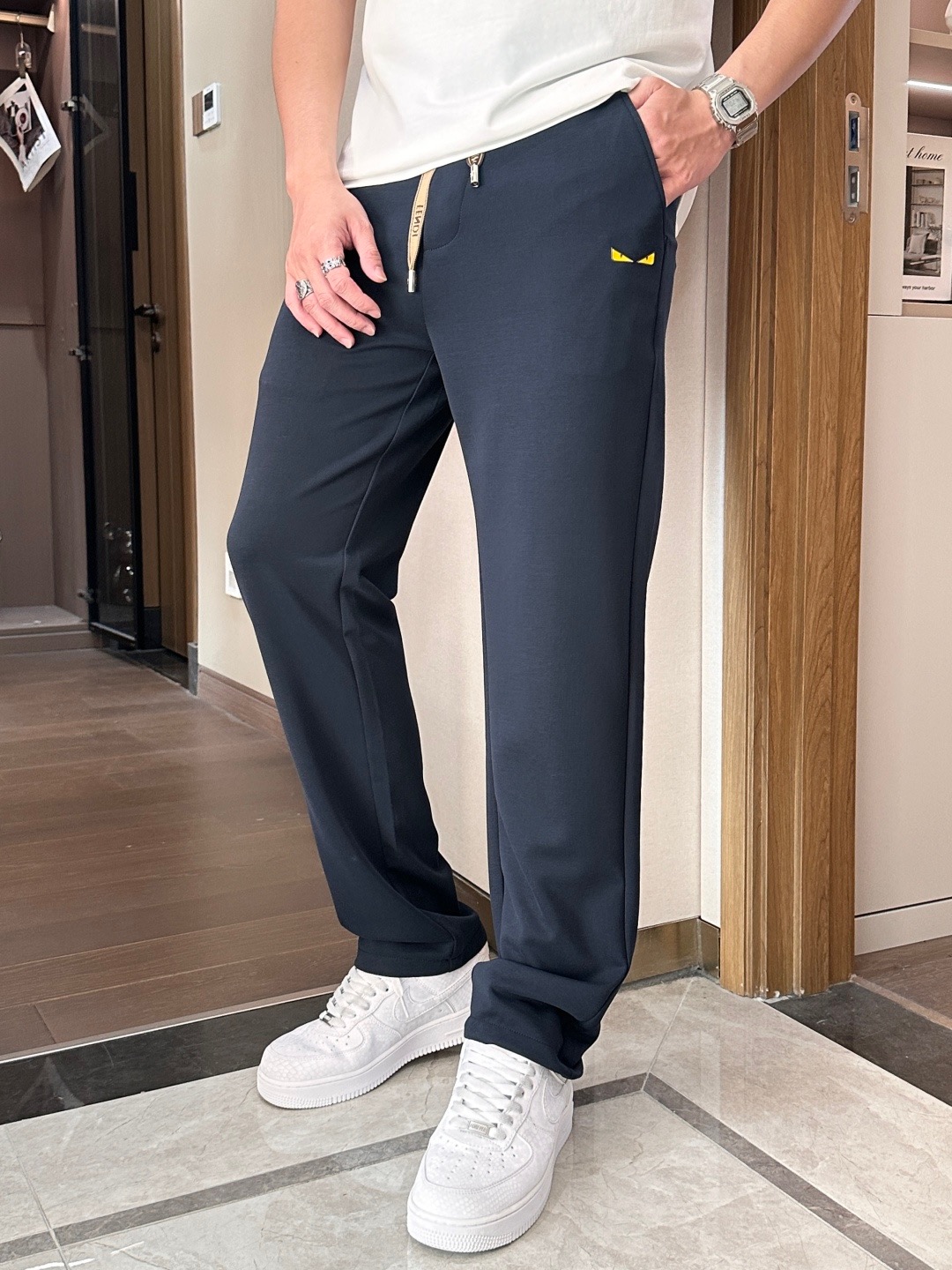 NO:842054,Fendi's 2026 spring and summer new cupro modal air layer casual sweatpants, with the iconic brand logo embroidered on the pants and customized brand-engraved hardware accessories, highlighting the brand style. Carefully crafted from imported fabrics, soft, comfortable and breathable, fashionable and casual items, versatile and good-looking. Size m-4xl,,fendi,19860909芬迪 2026春夏新款铜氨丝莫代尔空气层休闲卫裤,裤身上刺绣标志性品牌标识,客供定制品牌刻印五金配件,彰显品牌格调,进口面料精心打造,柔软舒适透气,时尚休闲单品,百搭好看. 尺码m-4xl,,fendi,,Men's clothing