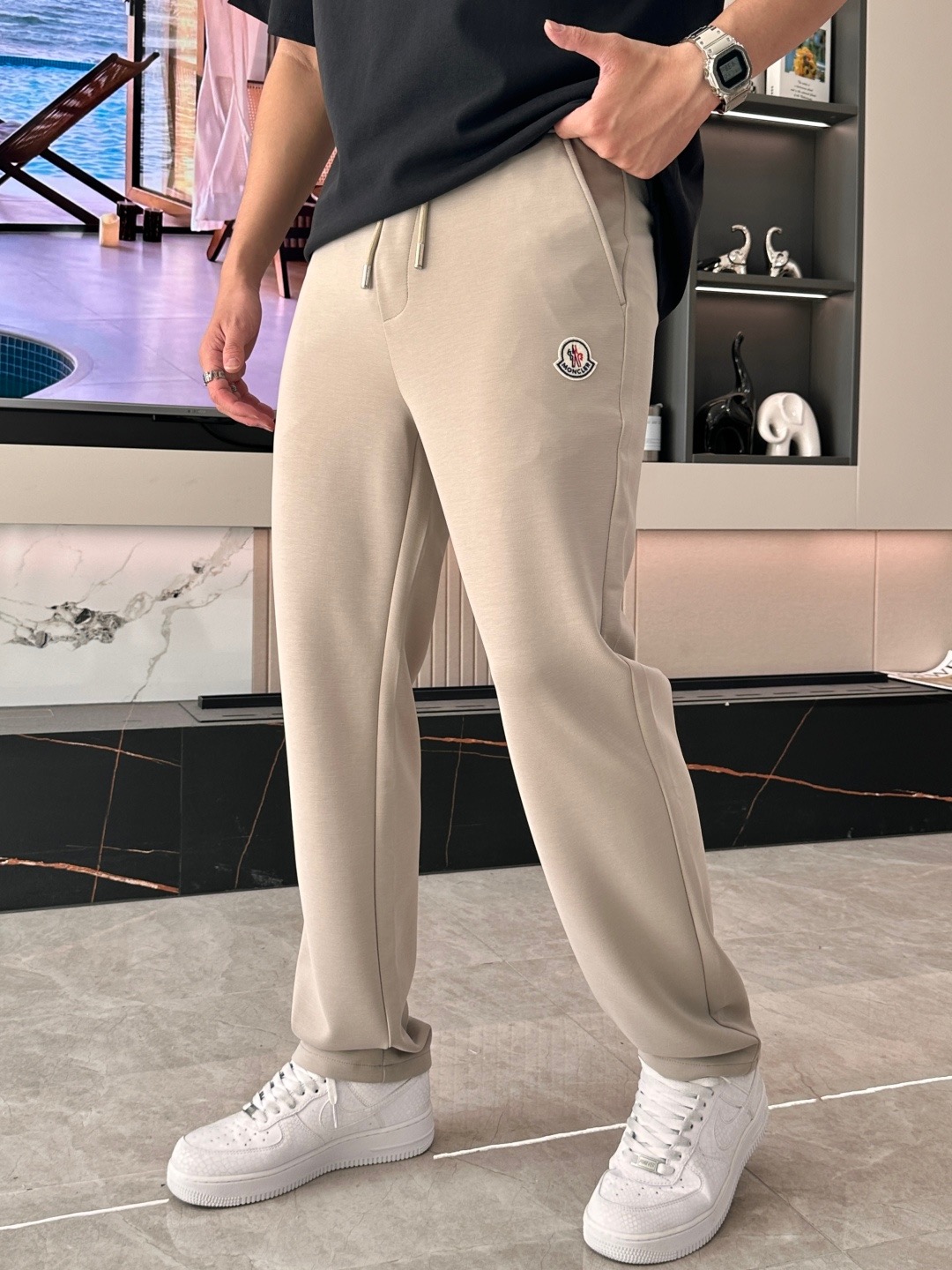 NO:842057,.Mengkou 2026 spring and summer new cupro modal air-layer casual sweatpants. The iconic brand logo is embroidered on the pants. Customized brand-engraved hardware accessories are provided to highlight the brand style. Imported fabrics are carefully made, soft, comfortable and breathable, fashionable and casual items, versatile and good-looking. Size m-4xl,,Moncler,19860909.蒙口 2026春夏新款铜氨丝莫代尔空气层休闲卫裤,裤身上刺绣标志性品牌标识,客供定制品牌刻印五金配件,彰显品牌格调,进口面料精心打造,柔软舒适透气,时尚休闲单品,百搭好看. 尺码m-4xl,,Moncler,,Men's clothing