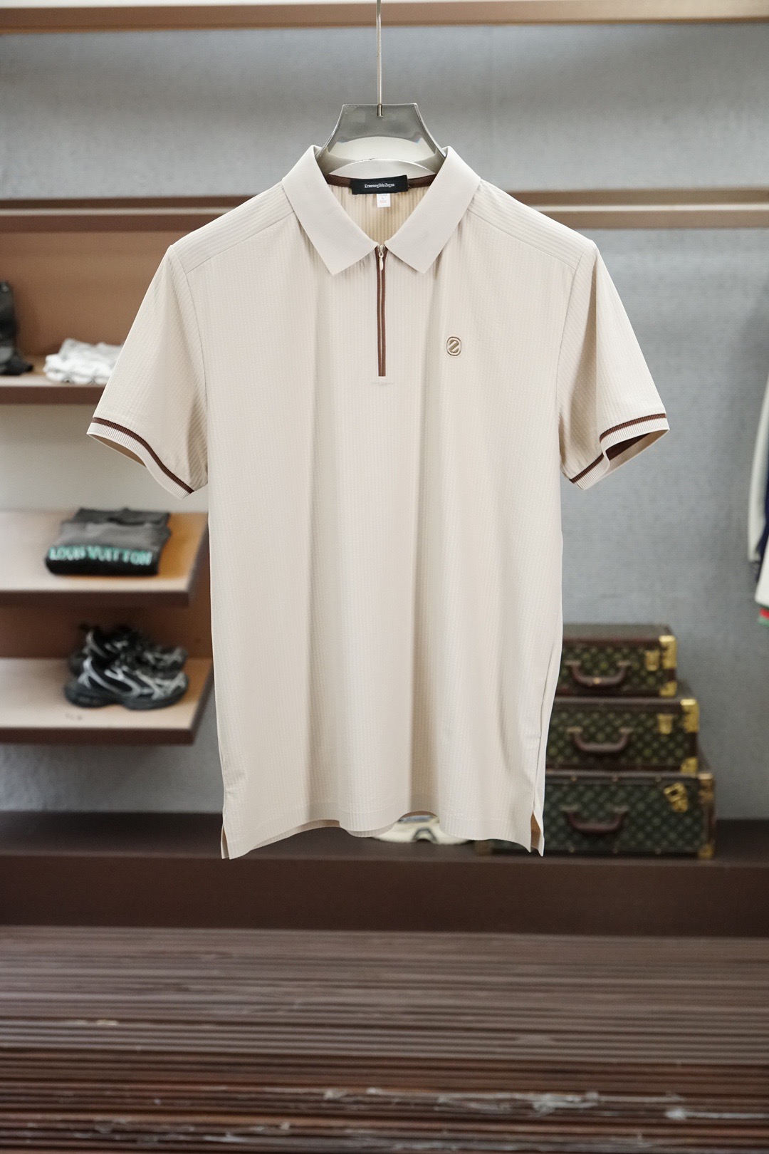 NO:842080,. Zegna Advanced Ready-to-Wear 2026 Men's Business Casual Polo Short Sleeve Series, the most classic solid color, versatile for commuting, imported original fabric, quick-drying fabric, soft, elastic and delicate, can be used to match various clothing anytime, anywhere to meet your daily needs. The design of the clothes is very simple, the LOGO on the chest is very low-key design. Dear friends, hurry up and get it!  Sizes M-XX XL (model 173120 pounds M),,zegna,T-shirt,19860909.杰尼亚 高级成衣 2026男士商务休闲Polo短袖系列,最经典净色通勤百搭,进口原版面料速干面料柔软 弹性细腻 随时随地都可以拿来搭配各种服饰 满足您日常生活需求 .衣服设计非常的简洁 ,胸前LOGO标织 很是低调的设计 亲们赶紧入手！尺码M-XX XL（模特173120斤M）,,zegna,T-shirt,,Men's clothing
