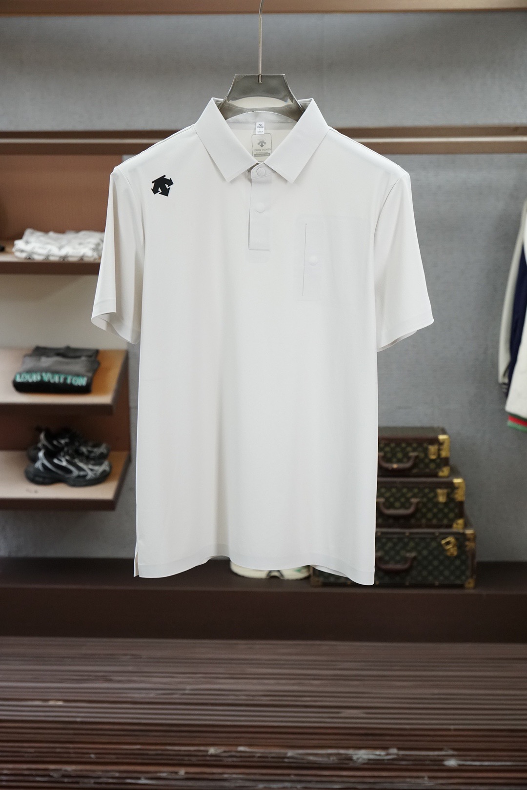NO:842082,.Descente haute couture 2026 men's business casual Polo short-sleeved series, the most classic solid color, versatile for commuting, imported original fabric, quick-drying fabric, soft, elastic and delicate. It can be used to match various clothing anytime, anywhere to meet your daily needs. The design of the clothes is very simple, and the LOGO on the chest is a very low-key design. Dear friends, hurry up and get it!  Sizes M-XX XL (model 173120 pounds M),, T-shirt,19860909.迪桑特 高级成衣 2026男士商务休闲Polo短袖系列,最经典净色通勤百搭,进口原版面料速干面料柔软 弹性细腻 随时随地都可以拿来搭配各种服饰 满足您日常生活需求 .衣服设计非常的简洁 ,胸前LOGO标织 很是低调的设计 亲们赶紧入手！尺码M-XX XL（模特173120斤M）,,T-shirt,,Men's clothing