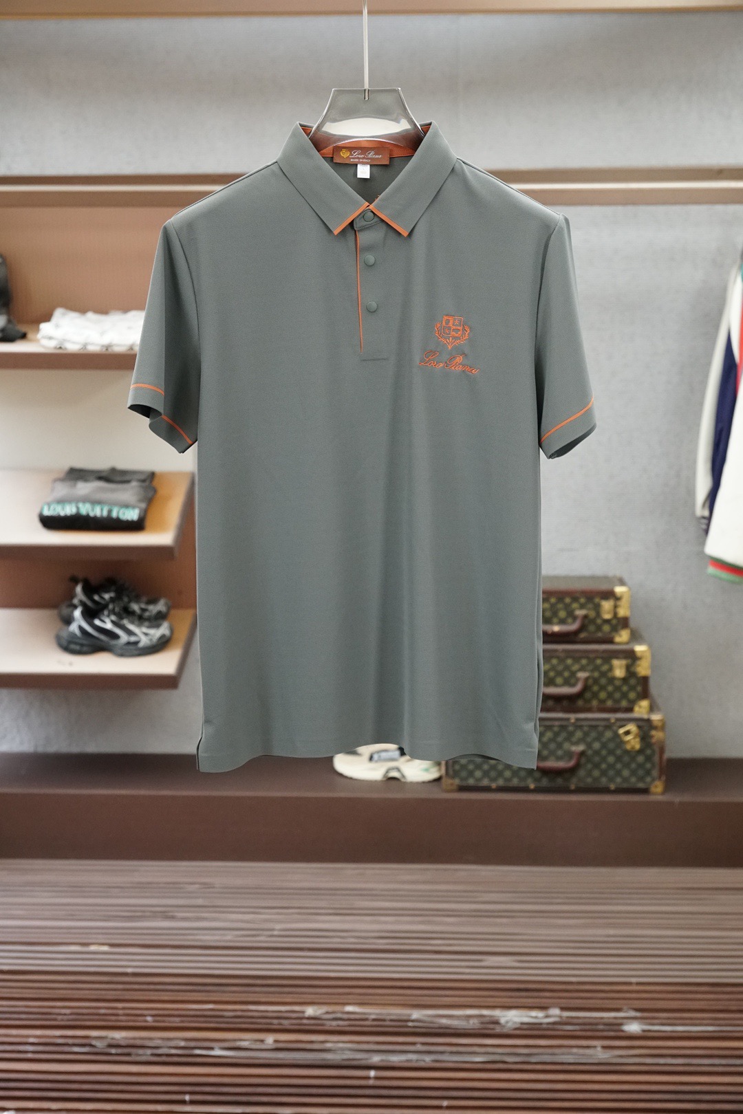 NO:842085,.LP Advanced Ready-to-Wear 2026 Men's Business Casual Polo Short Sleeve Series, the most classic solid color, versatile for commuting, imported original fabric, quick-drying fabric, soft, elastic and delicate. It can be used to match various clothing anytime, anywhere to meet your daily needs. The design of the clothes is very simple, and the LOGO on the chest is a very low-key design. Dear friends, hurry up and get it!  Size M-XX XL (model 173120 pounds M),,loro piana,T-shirt,19860909.LP 高级成衣 2026男士商务休闲Polo短袖系列,最经典净色通勤百搭,进口原版面料速干面料柔软 弹性细腻 随时随地都可以拿来搭配各种服饰 满足您日常生活需求 .衣服设计非常的简洁 ,胸前LOGO标织 很是低调的设计 亲们赶紧入手！尺码M-XX XL（模特173120斤M）,,loro piana,T-shirt,,Men's clothing