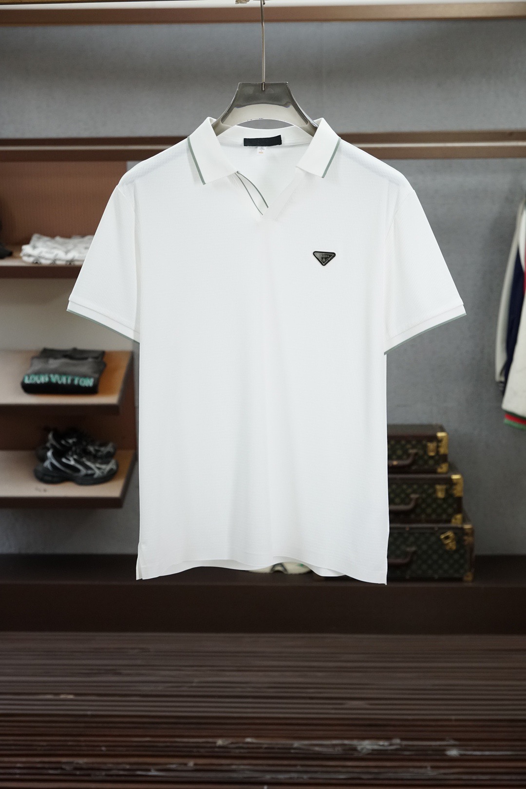 NO:842088,.Jeprada haute couture 2026 men's business casual Polo short-sleeved series, the most classic solid color, versatile for commuting, imported original fabric, quick-drying fabric, soft, elastic and delicate, can be used to match various clothing anytime, anywhere to meet your daily needs. The design of the clothes is very simple, the LOGO on the chest is very low-key design. Dear friends, hurry up and get it!  Sizes M-XX XL (model 173120 pounds M),, prada, T-shirt,19860909.杰普拉达 高级成衣 2026男士商务休闲Polo短袖系列,最经典净色通勤百搭,进口原版面料速干面料柔软 弹性细腻 随时随地都可以拿来搭配各种服饰 满足您日常生活需求 .衣服设计非常的简洁 ,胸前LOGO标织 很是低调的设计 亲们赶紧入手！尺码M-XX XL（模特173120斤M）,,prada,T-shirt,,Men's clothing