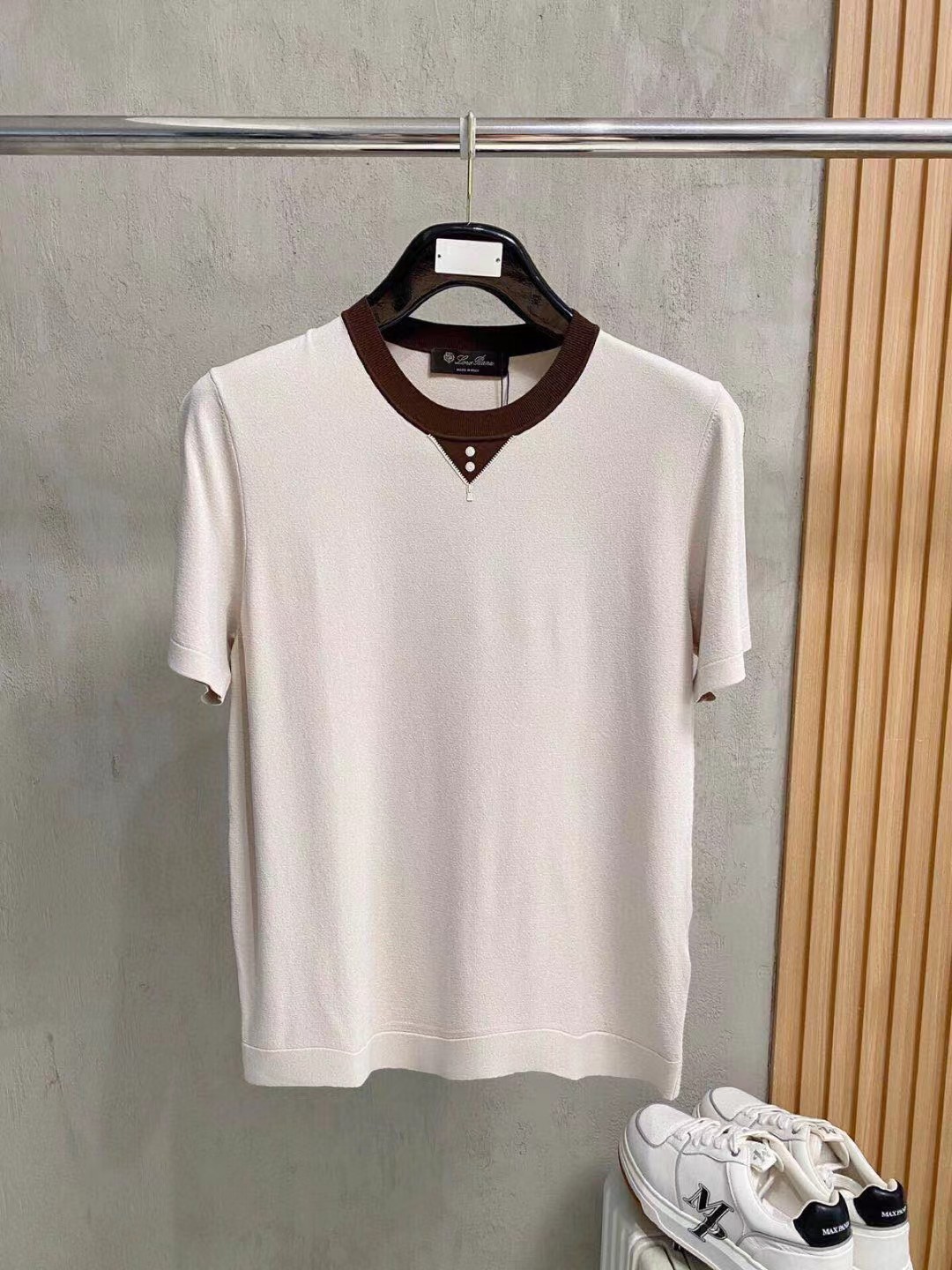 NO:842062,.LP Advanced ready-to-wear 2026 men's business casual short-sleeved series, the most classic solid color, versatile for commuting, imported original fabric, quick-drying fabric, soft, elastic and delicate. It can be used to match various clothing anytime, anywhere to meet your daily needs. The design of the clothes is very simple, and the LOGO on the chest is a very low-key design. Dear friends, hurry up and get it!  Size M-XX XL (model 173120 pounds M),,loro piana,T-shirt,19860909.LP 高级成衣 2026男士商务休闲 短袖系列,最经典净色通勤百搭,进口原版面料速干面料柔软 弹性细腻 随时随地都可以拿来搭配各种服饰 满足您日常生活需求 .衣服设计非常的简洁 ,胸前LOGO标织 很是低调的设计 亲们赶紧入手！尺码M-XX XL（模特173120斤M）,,loro piana,T-shirt,,Men's clothing