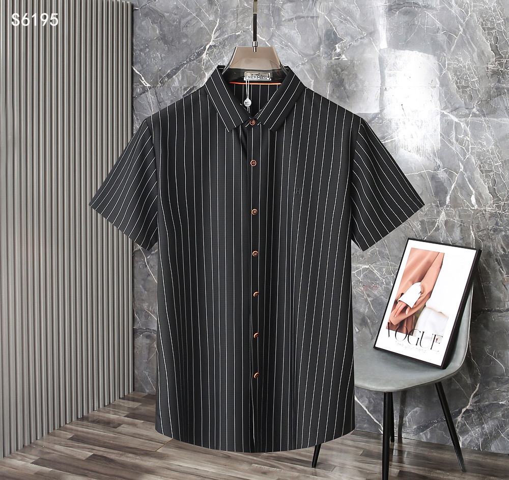 NO:902690,.[Hermès] Stylish and simple short-sleeved T-shirt. It is famous for its simple and delicate design and high-quality details. It is perfectly cut and marked with the latest British hanging point thread technology. It is even more perfect. The materials are meticulous and suitable for any occasion. It feels excellent, comfortable and breathable! It is the choice of men who pay attention to practicality and quality. The quality of the original order is synchronized with the official website [strong]. New models are on the market. Sold immediately. There is a large stock [handshake] 174 140 pounds wearing size L Can wear up to 200 pounds! M-4XL.,,hermes,T-shirt,tees,t-shirt,19860909.【 爱马仕】 时尚简约 短袖T恤 简洁细腻的设计和高质细节而闻名,裁剪完美,后标最新英国吊点线技术,更加完美,用料一丝不苟,适合任何场合, 手感极佳 舒服又透气! 是注重实用和品质的男士的选择.原單品質 官網同步[强].新款上市 即转即卖 有大货[握手] 174 140斤穿L码 最大可以穿200斤！M-4XL.,,hermes,T-shirt,tees，t-shirt,,Men's clothing