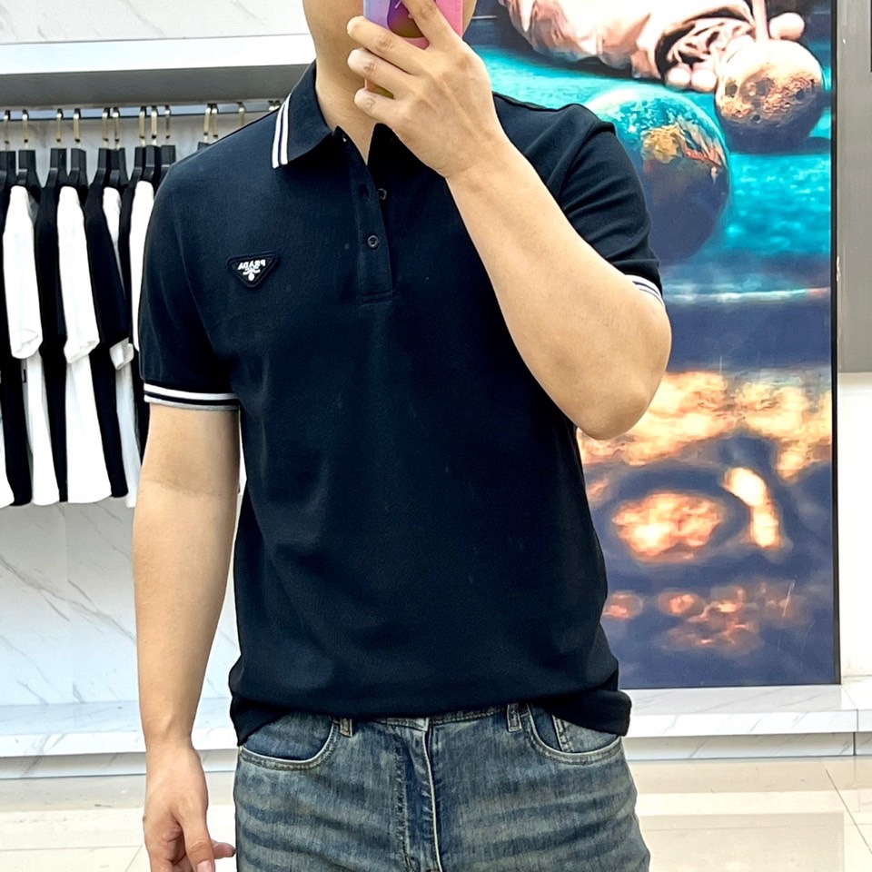 NO:902664,.New PRADA new summer product, men's classic logo embroidered pique mesh business casual short-sleeved POLO shirt on the chest!  Hong Kong foreign company channel goods, heavy-duty high-end products, perfectly inherited the essence and genes of the PRADA house, with the same color embroidered logo on the chest and body, and the placket incorporates spliced classic presbyopic elements, showing a fashionable proposition with a distinctive attitude, and effectively flaunting the brand identity. We provide customers with high-end imported ready-made clothing.  Woven pique fabric, custom-woven and dyed in the garment process of an old Italian workshop. It is an extremely luxurious and special material. The fabric properties are all high-quality. It is treated with mercerization process. The fabric has high gloss and the mesh structure is delicate and natural. It has perfect comfort and breathability. The tactile experience is self-evident, and you can enjoy the ultimate luxury!  The placket is closed with a custom-made natural mother-of-pearl buckle. As a leader in men's clothing brands, the details are also very well controlled!  It is by no means a heavy-duty premium Polo shirt that can be matched by market currency. It is a tasteful choice for high-end men!  Color black, floral gray, white Size M-3  3XL shoulder width 51 bust 112 length 71 sleeve length 26, prada, prada, T-shirt,19860909.新品PRADA普拉达夏季新品,男士胸前经典徽标刺绣珠地网眼商务休闲短袖POLO衫！香港洋行渠道货,重磅高端级臻品,完美沿袭了PRADA家的精髓与基因,胸前衣身同色刺绣徽标,门襟融入拼接经典老花元素,展现出极具鲜明态度的时髦主张,且有力标榜了品牌身份,客供高级进口成衣定织珠地面料,,意大利老牌工坊成衣工序定织定染,极为奢华特殊的材质,面料属性皆为上乘,丝光工艺处理,面料光泽度极高,网眼结构细腻自然.舒适性与透气性完美兼备,触感体验不言而喻,奢华极致享受！门襟定制天然母贝扣闭合,作为男装品牌的引导者,细节把控也是非常到位！绝非市场通货可以媲美的重磅精品Polo衫,高端男士的品味之选！颜色黑色,花灰色,白色 尺码M-3XL  M肩宽43胸围96 衣长67袖长22 L肩宽45胸围100衣长68袖长23  XL肩宽47胸围104衣长69袖长24 XXL肩宽49胸围108衣长70袖长25 3XL肩宽51胸围112衣长71袖长26,,prada,prada,T-shirt,,Men's clothing