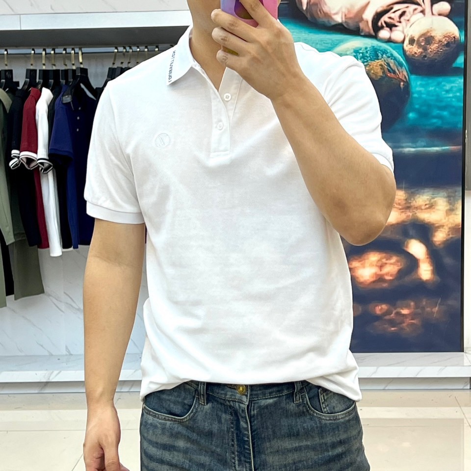 NO:902671,.New LV New products on sale, men's lapel half-zip short-sleeved T-shirt POLO shirt, imported resident mercerized cotton short-sleeved T-shirt, gentle and soft, delicate and soft, the upper body is naturally comfortable and cool, the color is very clear, does not fade, very highlights the overall shape and slim fit. 48-56 (model is 173,143 pounds, upper body size 50),, louis vuitton, T-shirt, tees, t-shirt,19860909.新品LV 新品发售,男士翻领半拉链短袖T恤POLO衫,进口驻地丝光棉短袖T恤,温儒柔软 细腻柔软 上身自然是舒适 凉爽,颜色十分清晰,不掉色,非常的凸显整体的造型感以及修身上身感.48-56（模特173,143斤上身50码）,,louis vuitton,T-shirt,tees，t-shirt,,Men's clothing