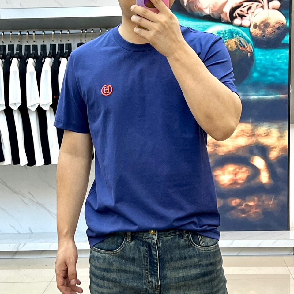 NO:902685,.New product HERMES 2026 spring and summer latest men's round neck short-sleeved T-shirt, casual cut cotton sweatshirt, simple and elegant, iconic logo, using 3D three-dimensional embroidery technology, exquisite and elegant, full and stylish, strongly highlighting the brand's personality and  Culture, enhances the overall style and taste, with strong texture and high brand identity. It is simple and versatile, can be worn by any person, never goes out of style, and has a very high matching index. It is a good choice to wear alone or as a base layer. It can easily lead the fashion trend and is a must-have for high-end and trendy men!  The imported customer-supplied fabric is double-ply combed horse cotton, with a fine, soft texture, elasticity, comfortable, breathable and cool, and does not fade or deform after long-lasting wear and washing. 48-56 (model weighs 173,143 pounds, upper body size 50), hermes, hermes, T-shirt, tees, t-shirt,19860909.新品HERMES爱马仕2026春夏最新款男士圆领短袖T恤衫,休闲剪裁棉质运动衫,简单大方,标志性的徽标,采用3D立体刺绣工艺,精致考究,饱满有型,强烈地凸显出品牌的个性与文化,,提升了整体的格调与品位,质感极强,品牌标识度高.简约百搭款,不挑人穿,永不过时,搭配指数非常高,单穿或者打底穿都是不错的选择,轻松引领时尚潮流,高端新潮型男必备尚品！进口客供面料双股精梳匹马棉,质感细腻柔软,有弹性,穿着舒适透气凉爽,且久穿久洗不褪色不变形.48-56（模特173,143斤上身50码）,,hermes,hermes,T-shirt,tees，t-shirt,,Men's clothing